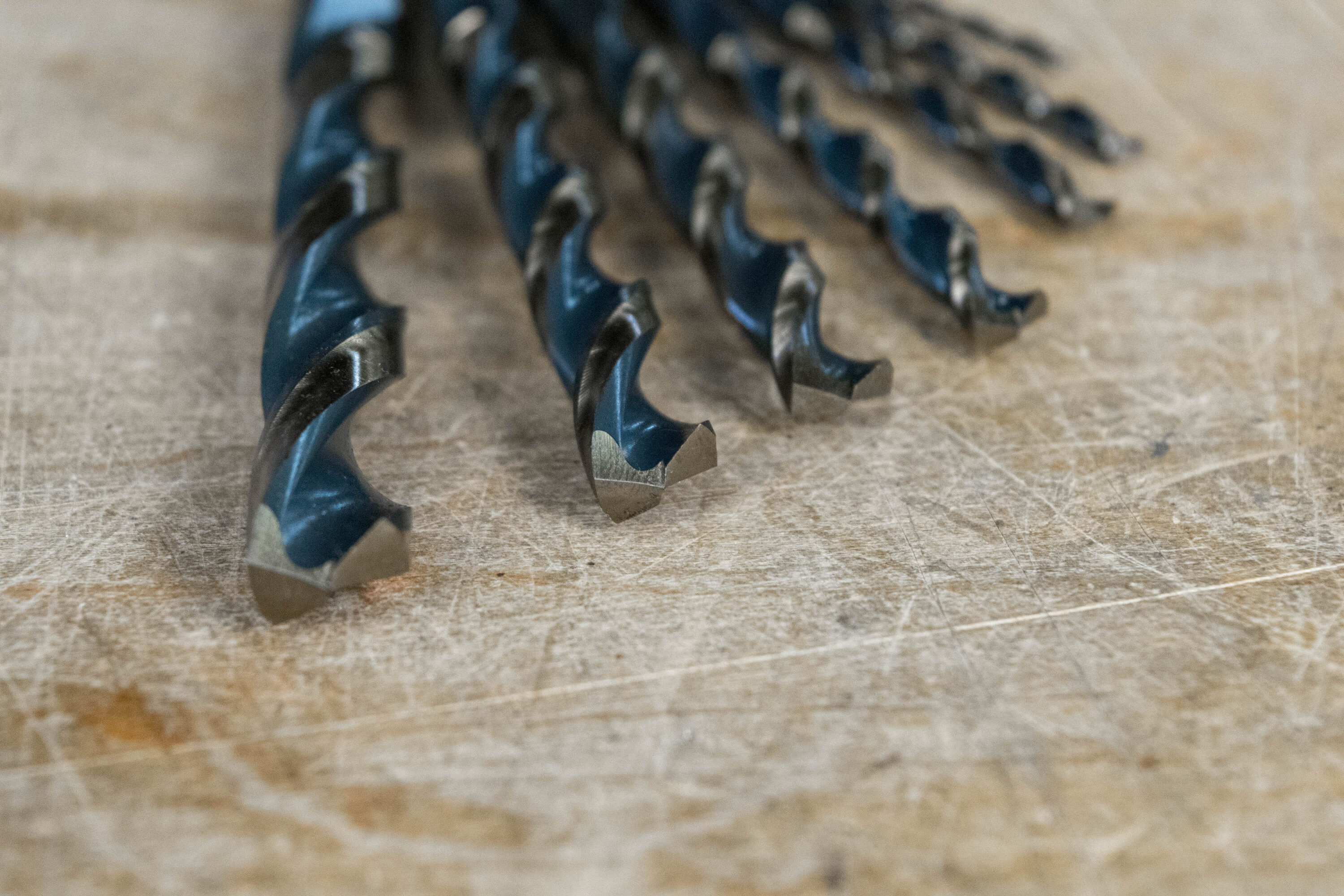Juego de brocas helicoidales recubiertas en negro y dorado de Century Drill & Tool con 29 piezas de longitud Jobber HSS assorted. Modelo 25529.