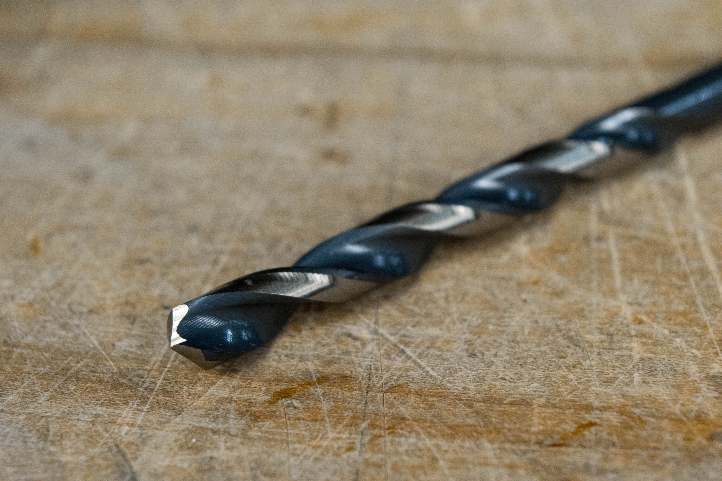 Juego de brocas helicoidales recubiertas en negro y dorado de Century Drill & Tool con 29 piezas de longitud Jobber HSS assorted. Modelo 25529.