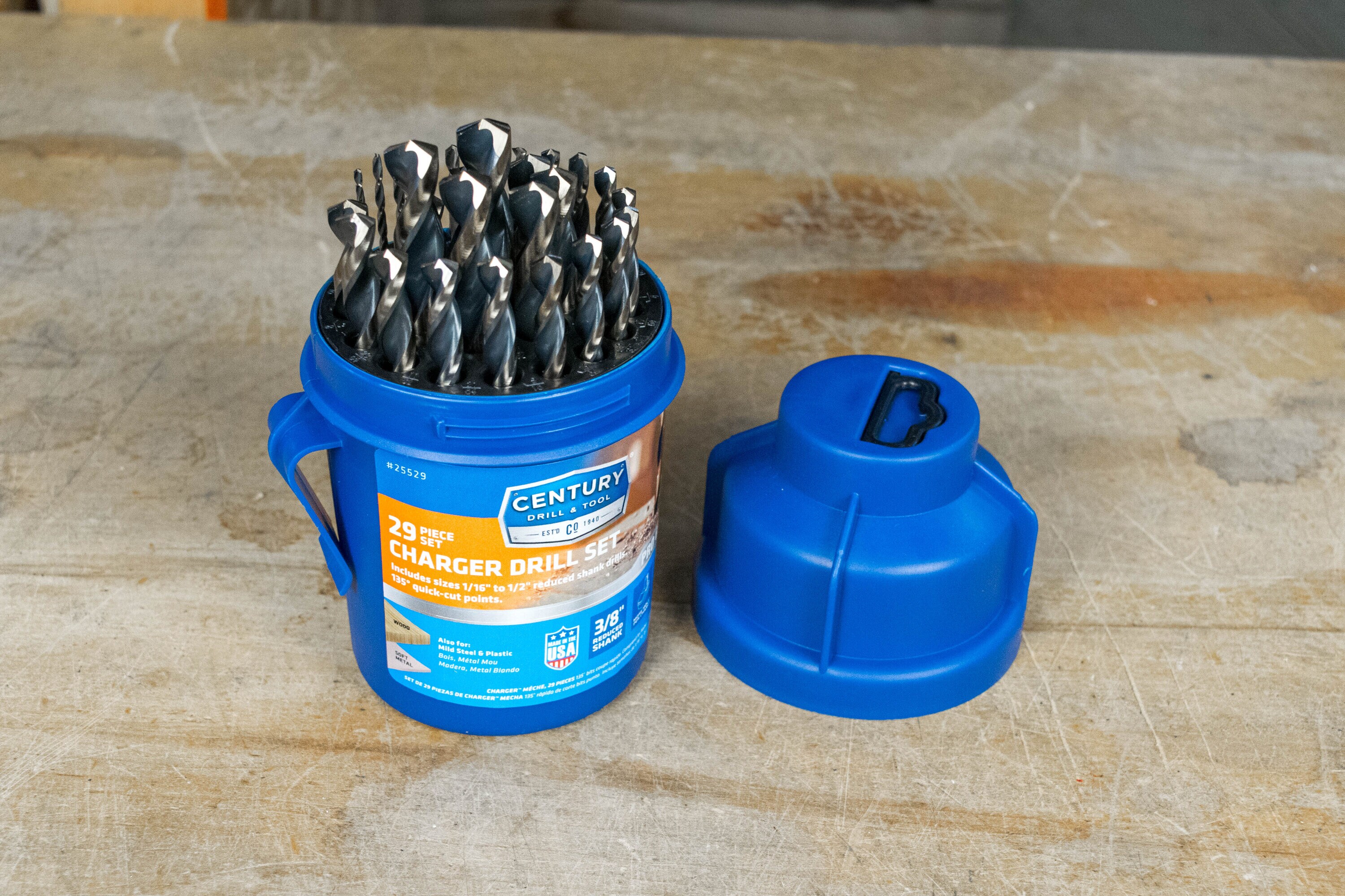 Juego de brocas helicoidales recubiertas en negro y dorado de Century Drill & Tool con 29 piezas de longitud Jobber HSS assorted. Modelo 25529.