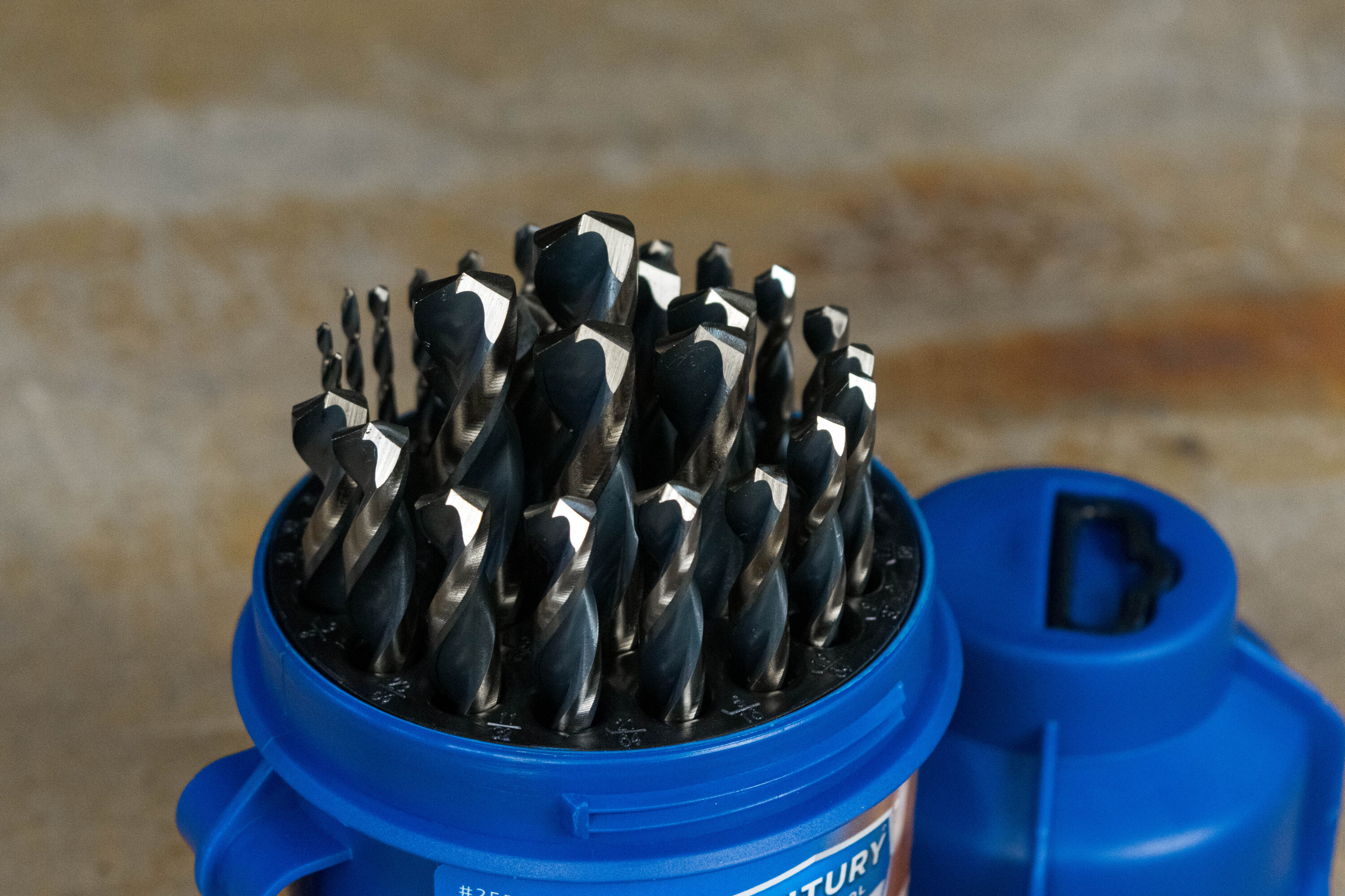 Juego de brocas helicoidales recubiertas en negro y dorado de Century Drill & Tool con 29 piezas de longitud Jobber HSS assorted. Modelo 25529.