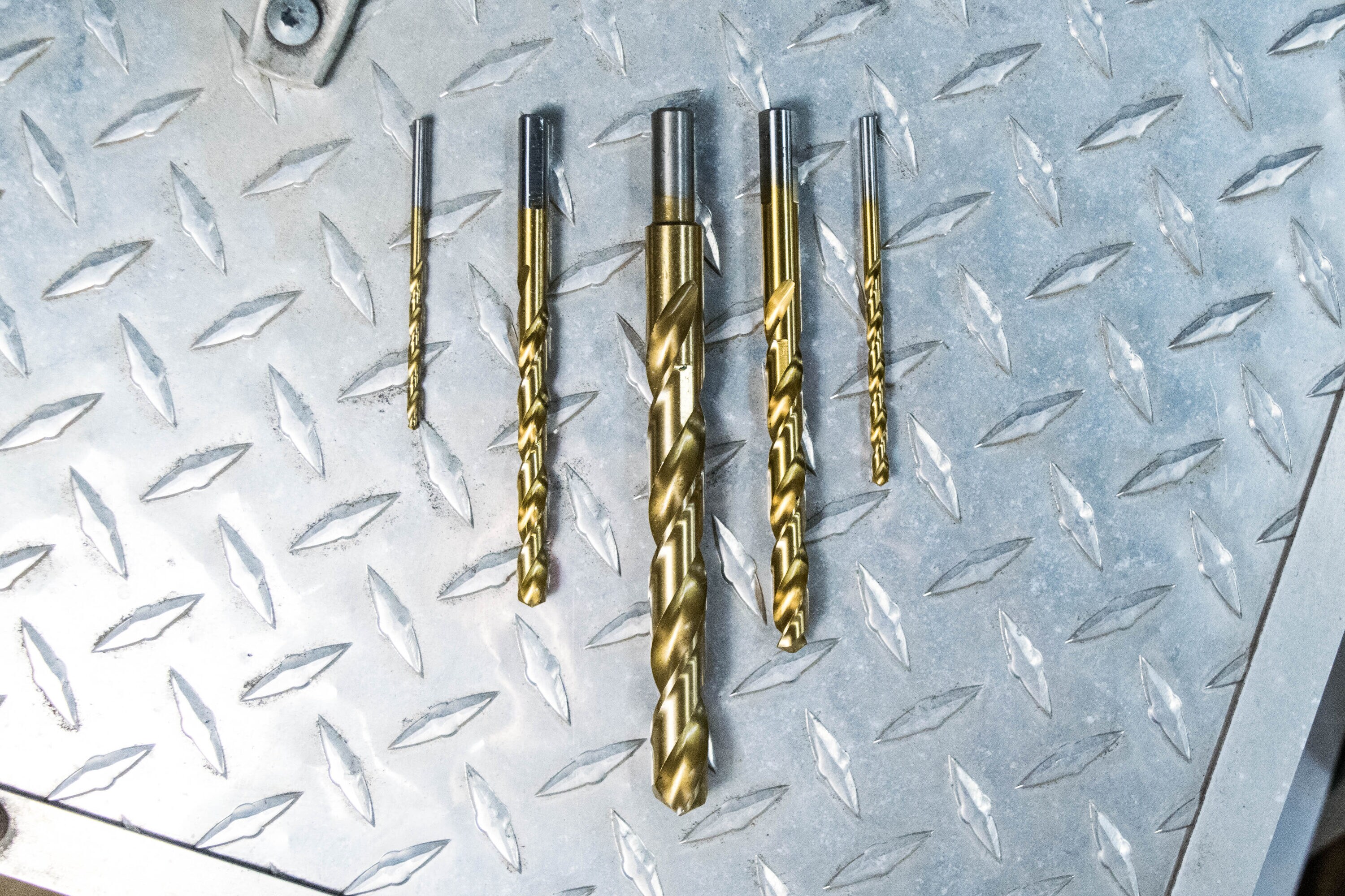 Juego de brocas helicoidales recubiertas de nitruro de titanio de 29 piezas de longitudes estándar para trabajo pesado de Century Drill & Tool, modelo 88449.
