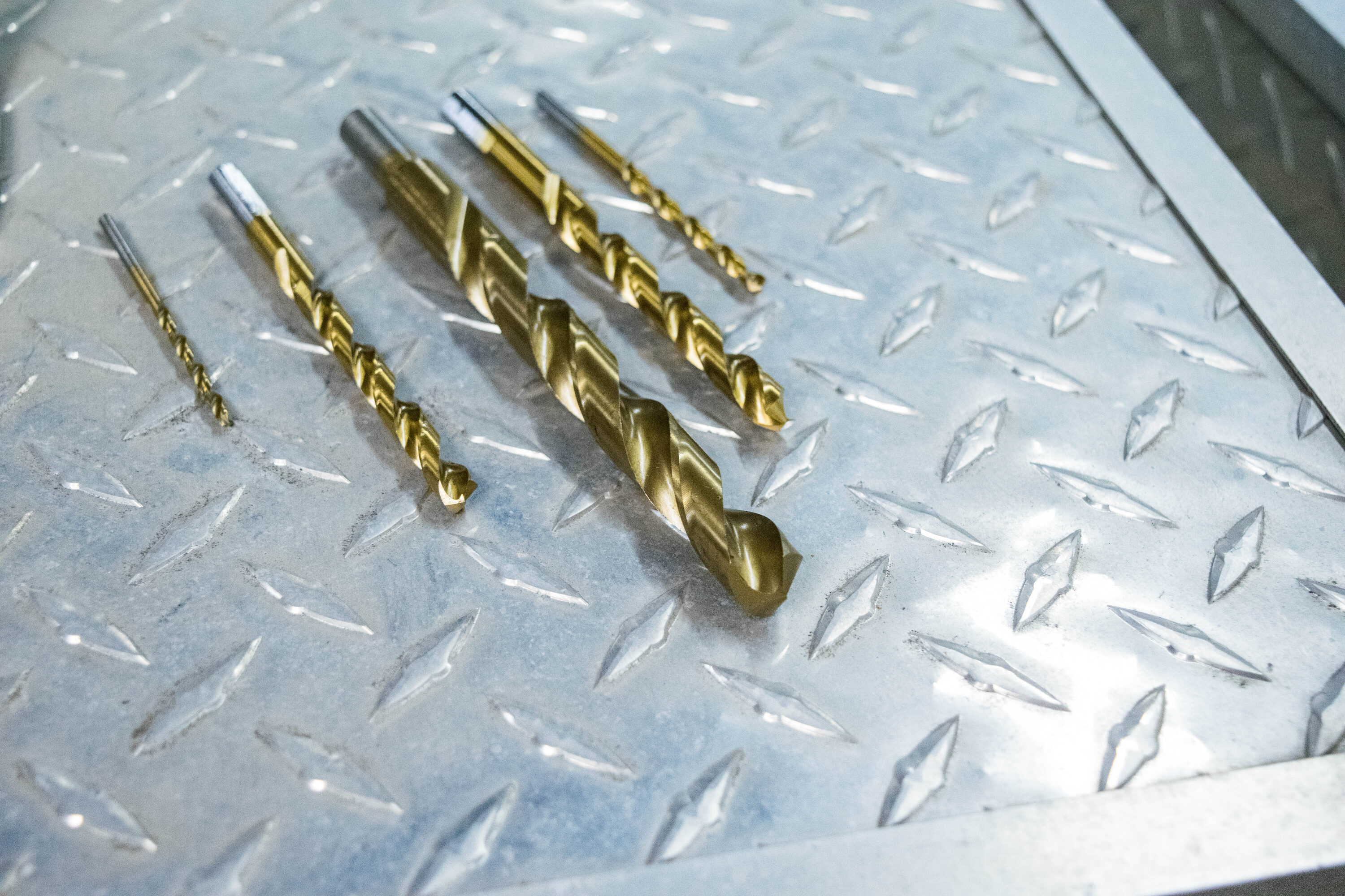 Juego de brocas helicoidales recubiertas de nitruro de titanio de 29 piezas de longitudes estándar para trabajo pesado de Century Drill & Tool, modelo 88449.