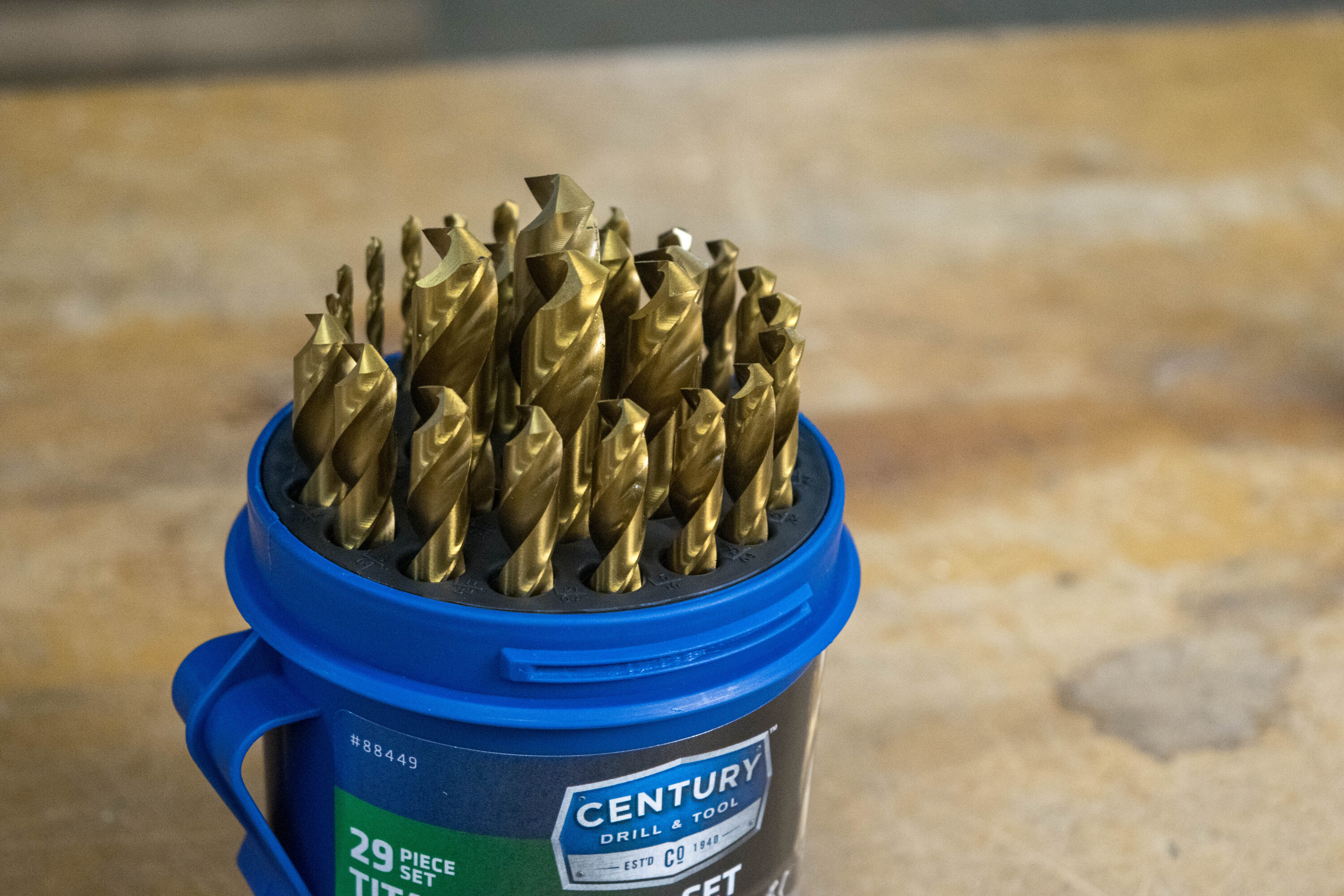 Juego de brocas helicoidales recubiertas de nitruro de titanio de 29 piezas de longitudes estándar para trabajo pesado de Century Drill & Tool, modelo 88449.