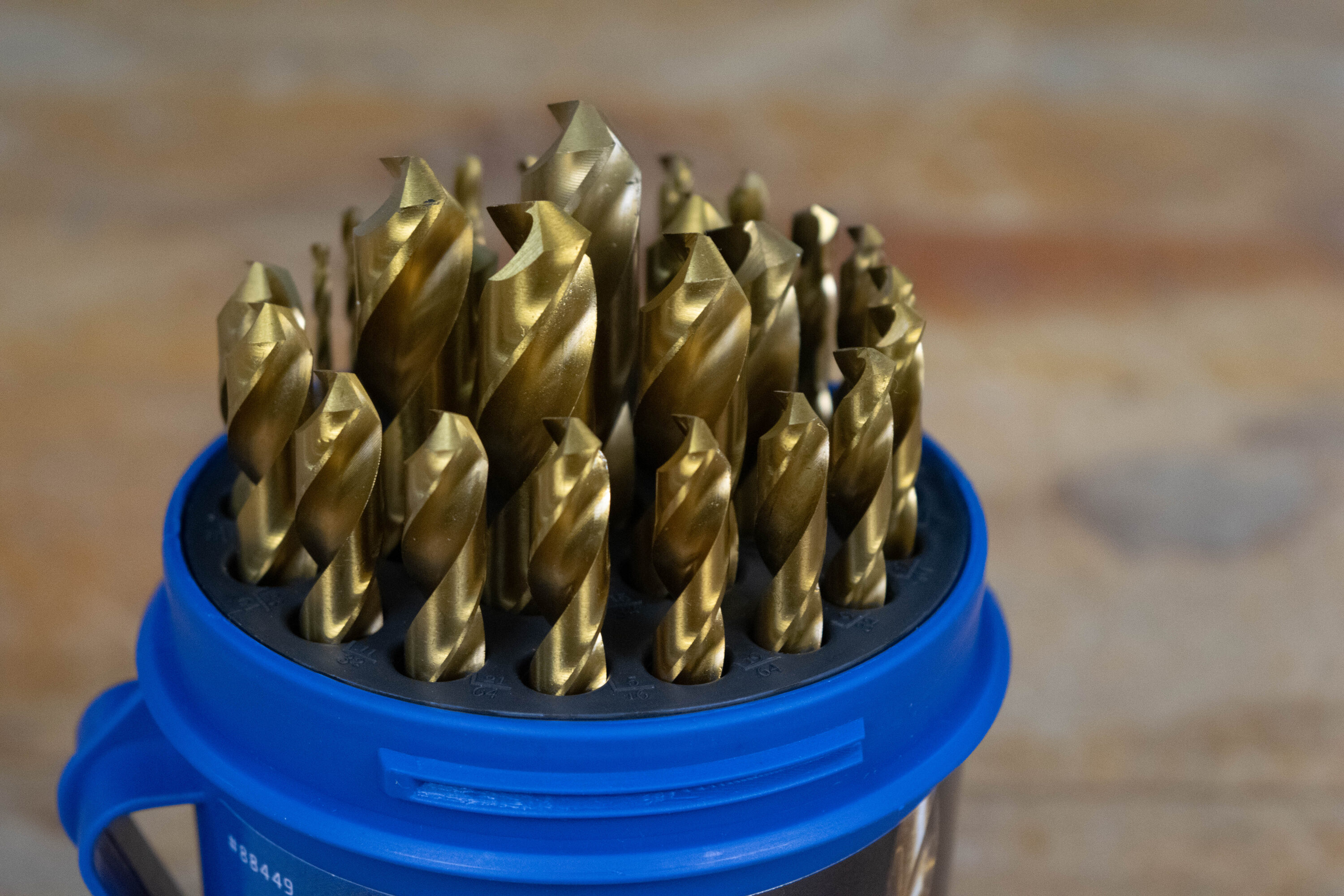 Juego de brocas helicoidales recubiertas de nitruro de titanio de 29 piezas de longitudes estándar para trabajo pesado de Century Drill & Tool, modelo 88449.