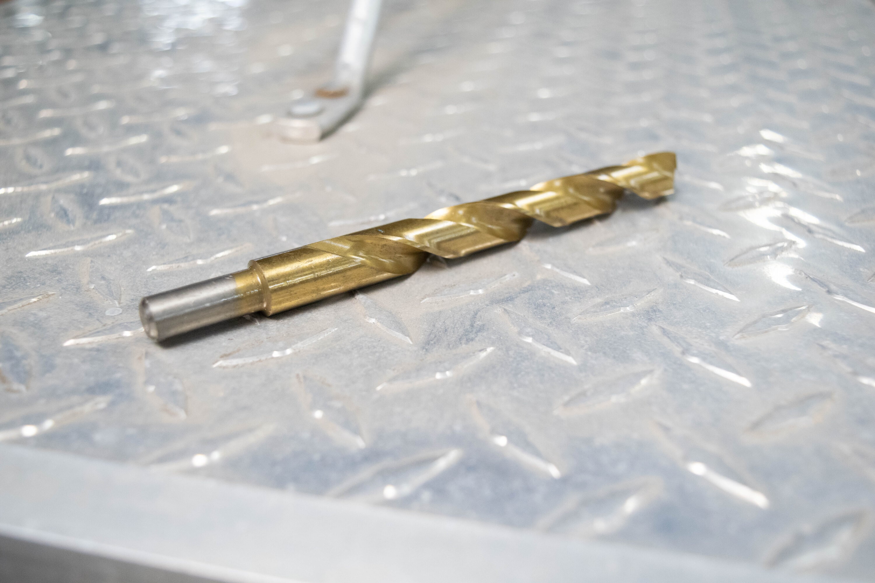 Juego de brocas helicoidales recubiertas de nitruro de titanio de 29 piezas de longitudes estándar para trabajo pesado de Century Drill & Tool, modelo 88449.