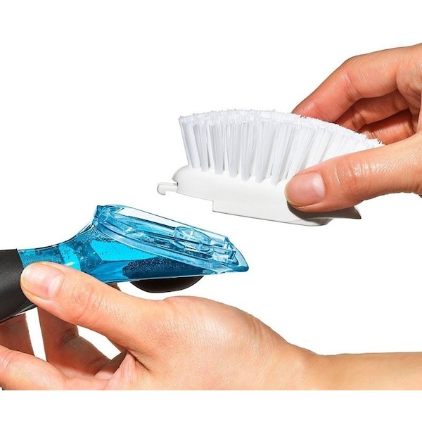 Cepillo para platos con dispensador de jabón Oxo International, cerdas de nailon, 9.3 pulgadas de largo, mango de plástico y goma, negro/transparente/blanco - 12361700