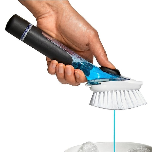 Cepillo para platos con dispensador de jabón Oxo International, cerdas de nailon, 9.3 pulgadas de largo, mango de plástico y goma, negro/transparente/blanco - 12361700