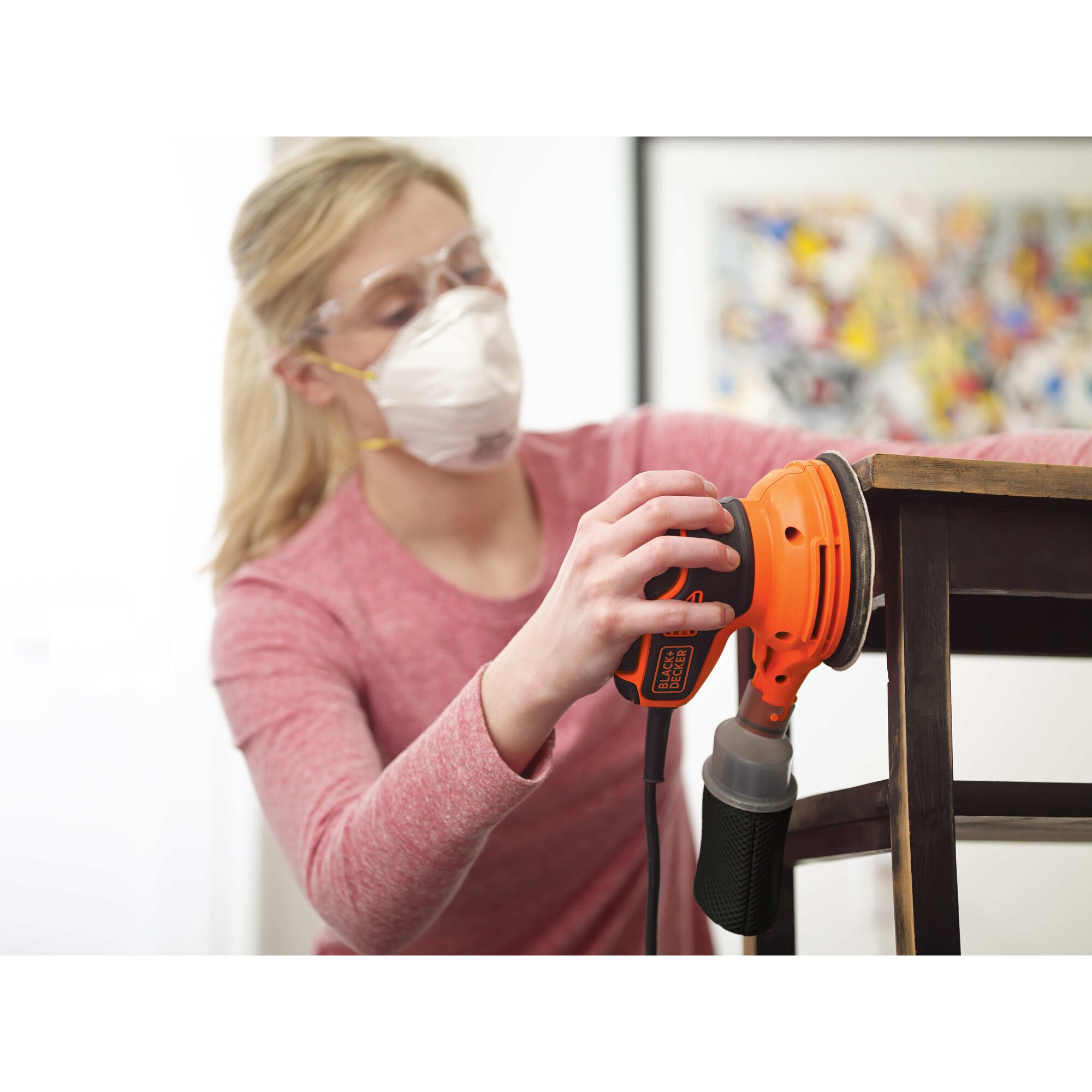 Lijadora orbital con cable BLACK+DECKER de 2.4 amperios con control de polvo BDERO600
