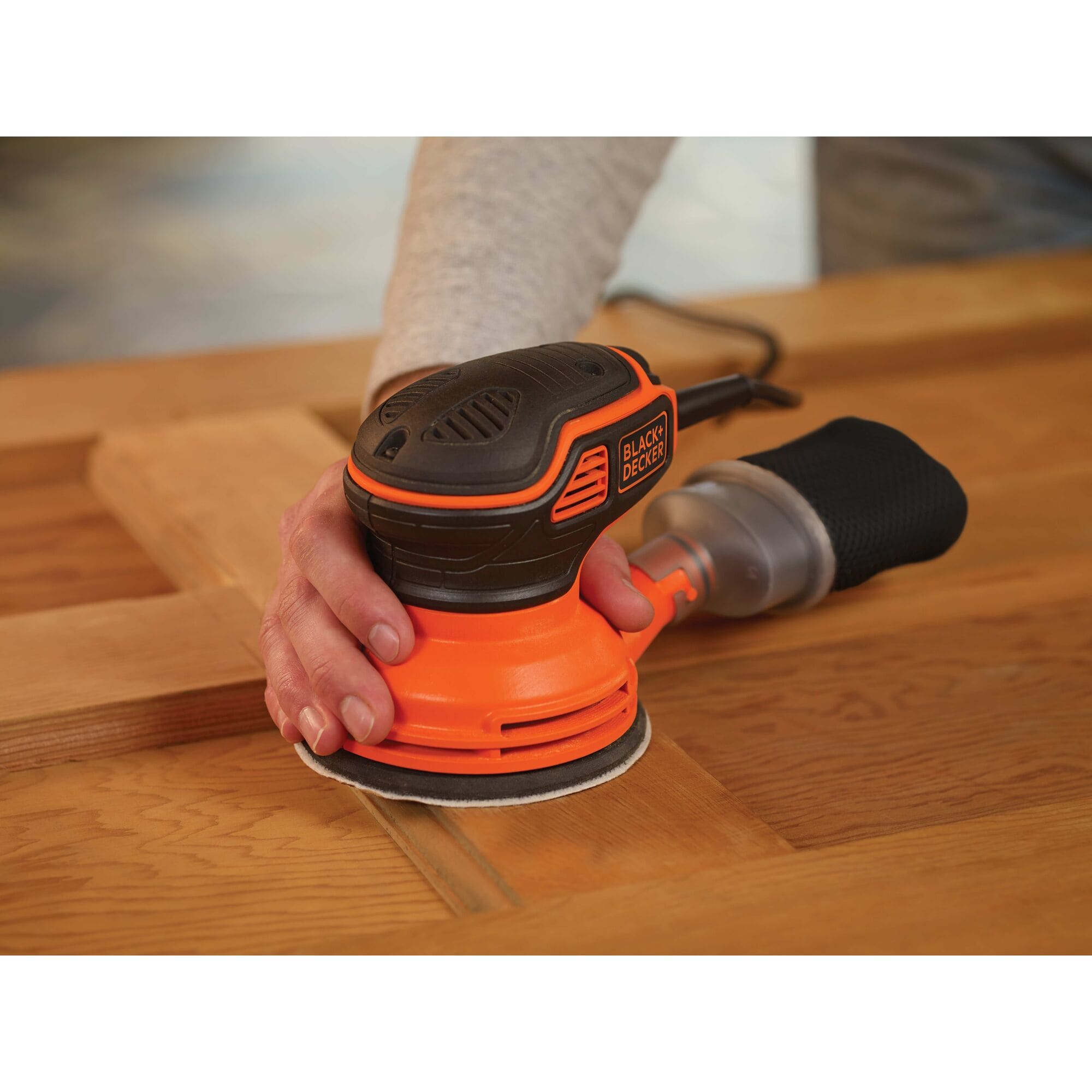 Lijadora orbital con cable BLACK+DECKER de 2.4 amperios con control de polvo BDERO600