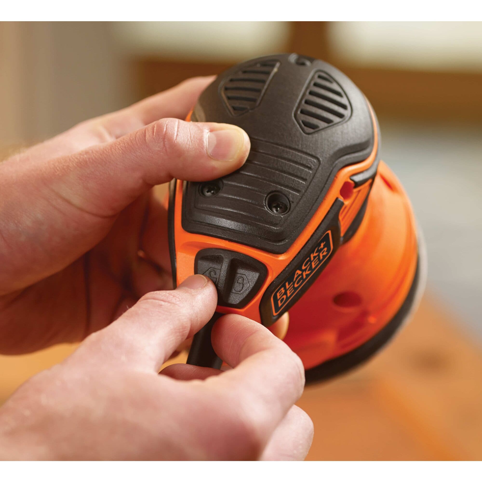 Lijadora orbital con cable BLACK+DECKER de 2.4 amperios con control de polvo BDERO600