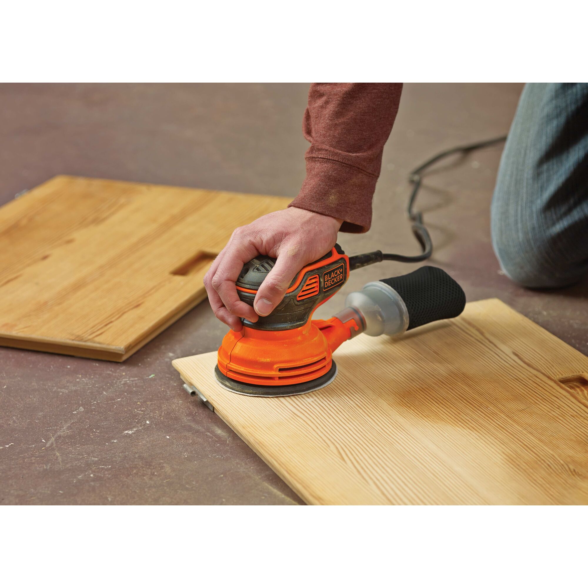 Lijadora orbital con cable BLACK+DECKER de 2.4 amperios con control de polvo BDERO600