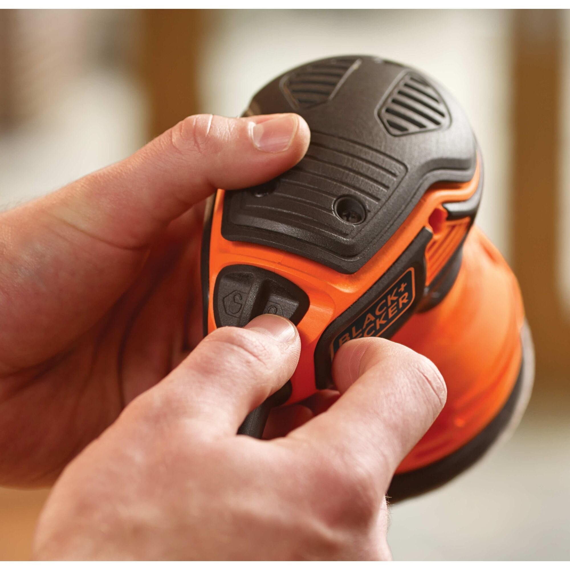 Lijadora orbital con cable BLACK+DECKER de 2.4 amperios con control de polvo BDERO600