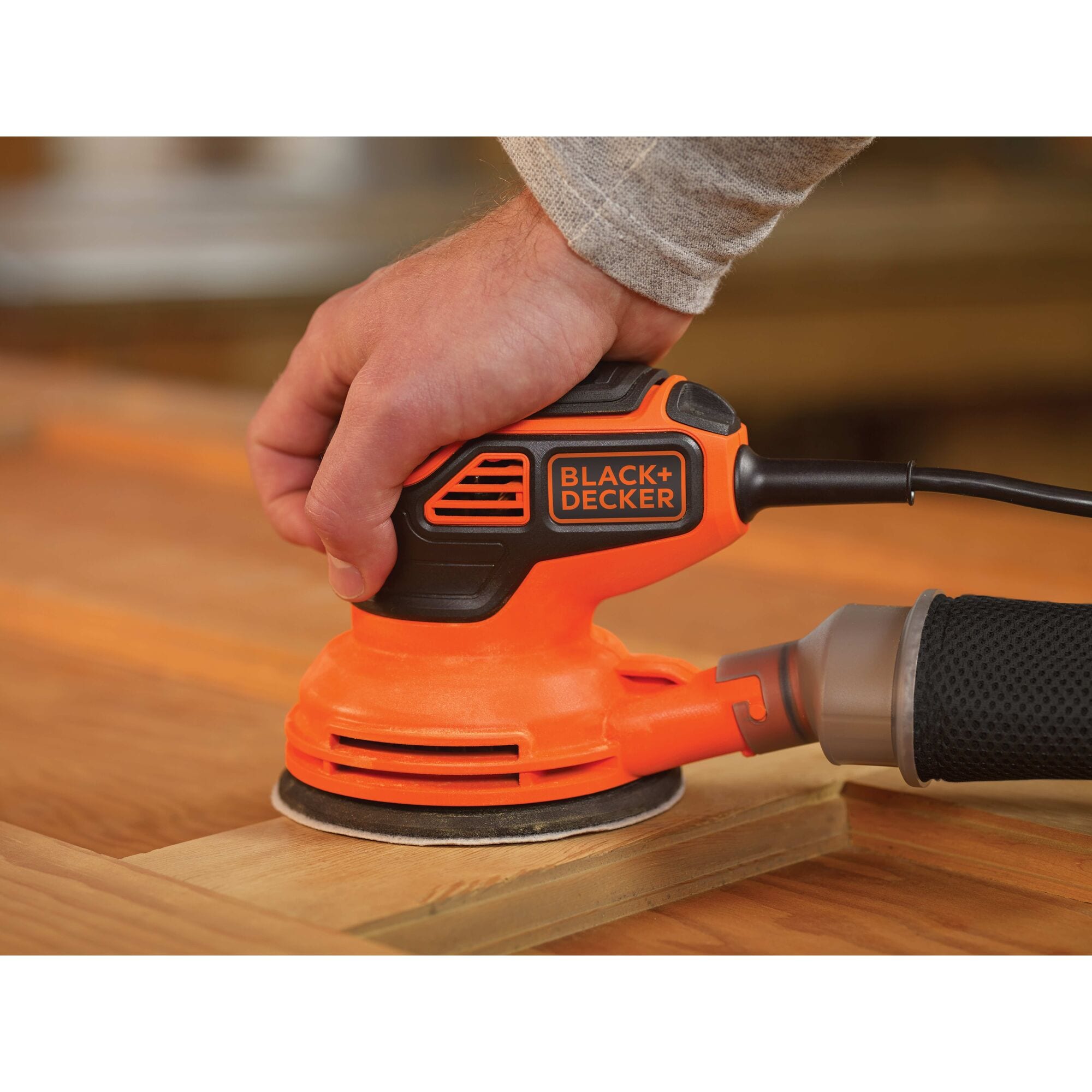 Lijadora orbital con cable BLACK+DECKER de 2.4 amperios con control de polvo BDERO600