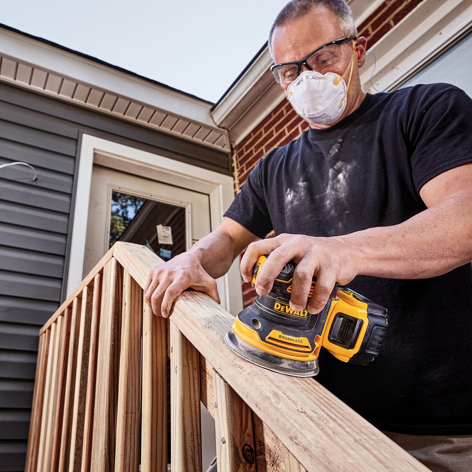 Lijadora inalámbrica orbital aleatoria DEWALT XR de 20 voltios con velocidad variable, sin escobillas y con gestión de polvo. Incluye batería DCW210P1.