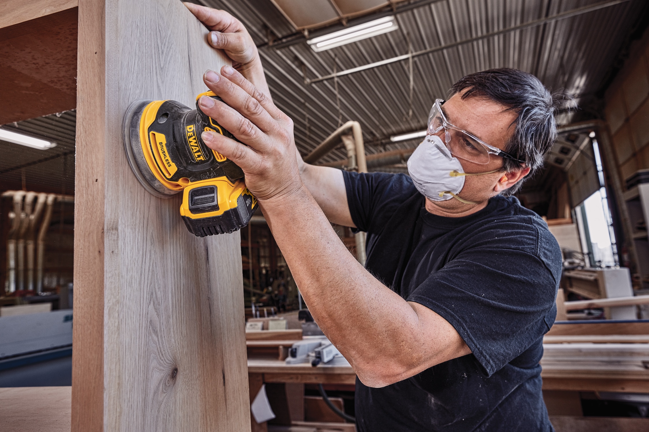 Lijadora inalámbrica orbital aleatoria DEWALT XR de 20 voltios con velocidad variable, sin escobillas y con gestión de polvo. Incluye batería DCW210P1.