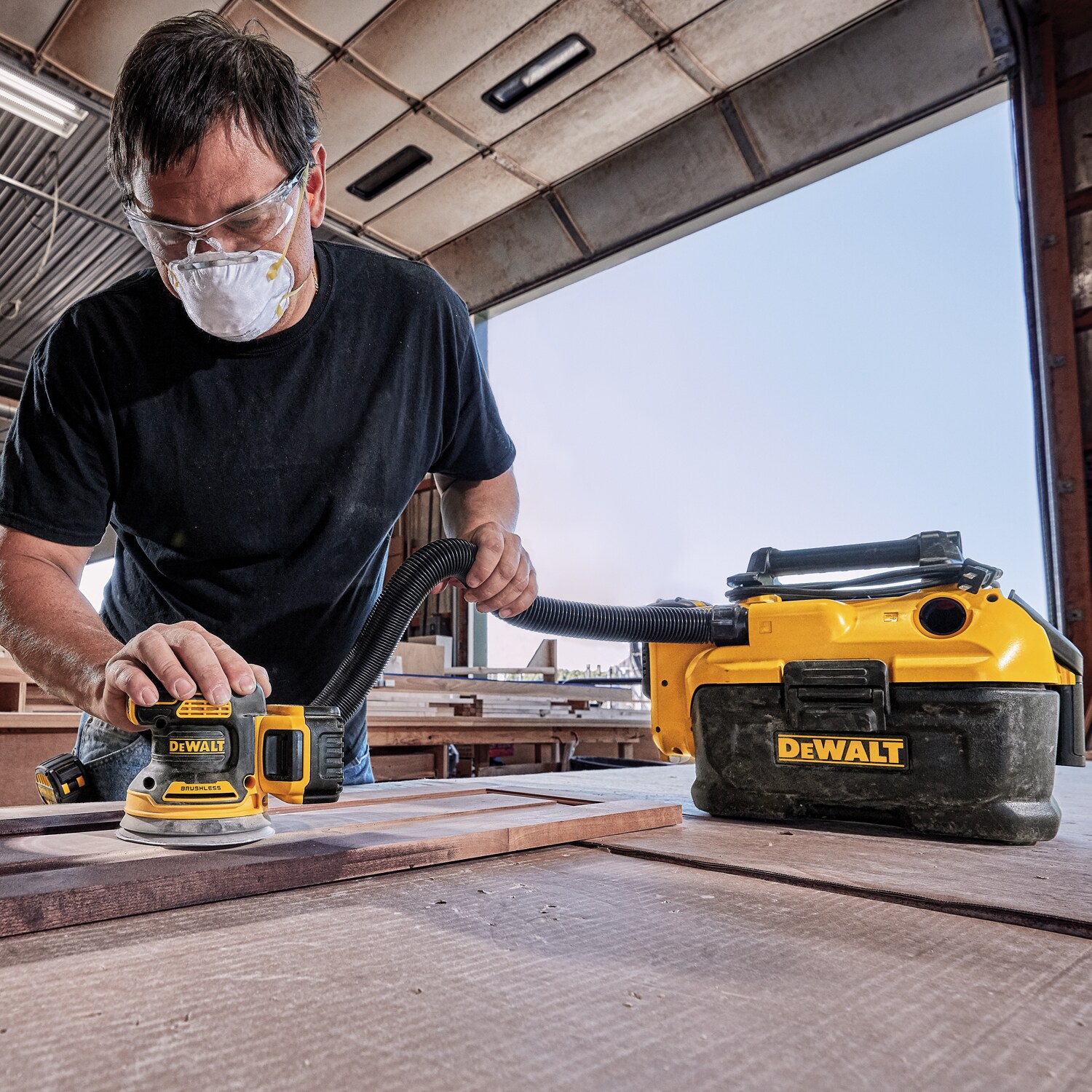 Lijadora inalámbrica orbital aleatoria DEWALT XR de 20 voltios con velocidad variable, sin escobillas y con gestión de polvo. Incluye batería DCW210P1.