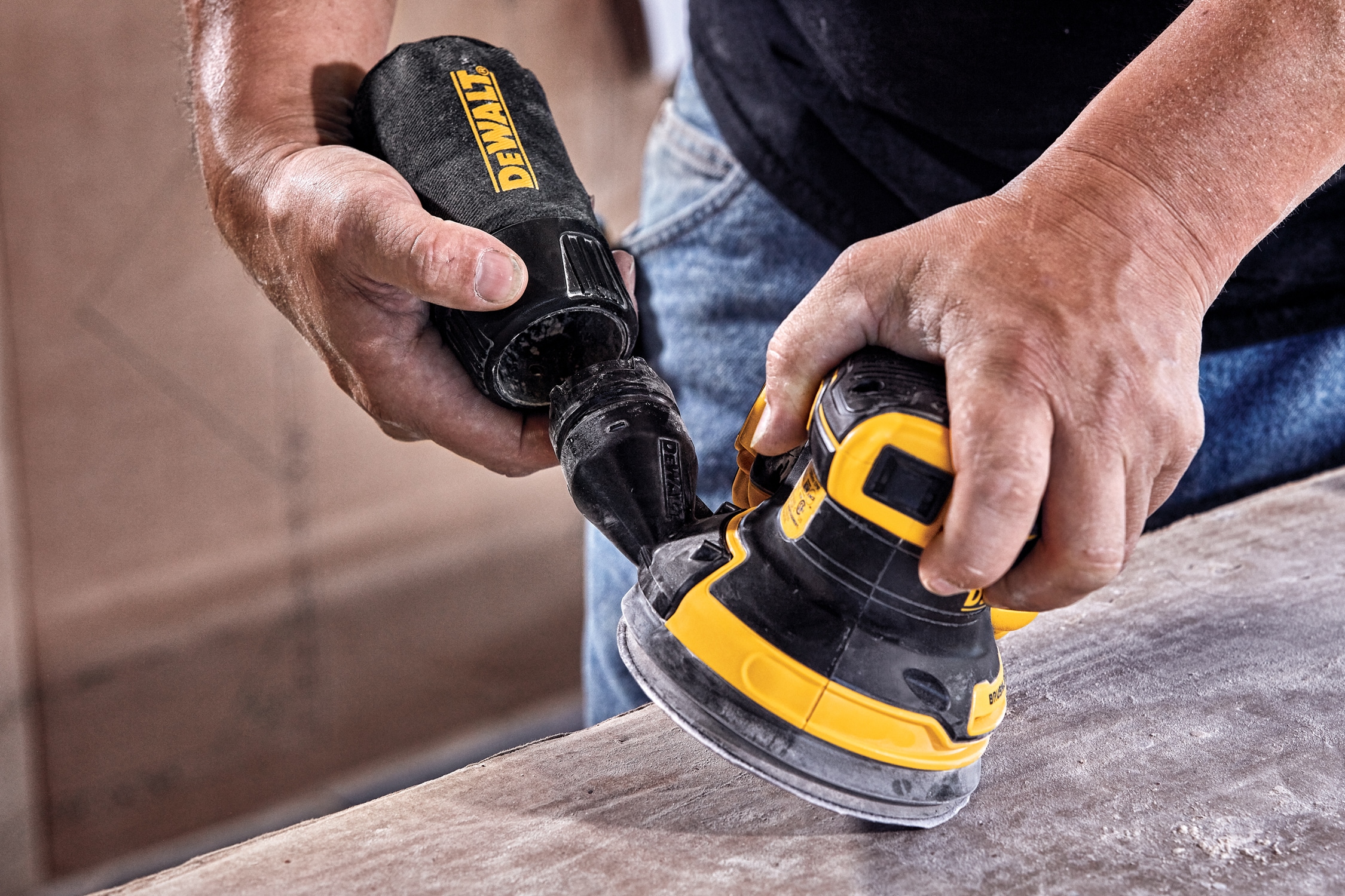 Lijadora inalámbrica orbital aleatoria DEWALT XR de 20 voltios con velocidad variable, sin escobillas y con gestión de polvo. Incluye batería DCW210P1.