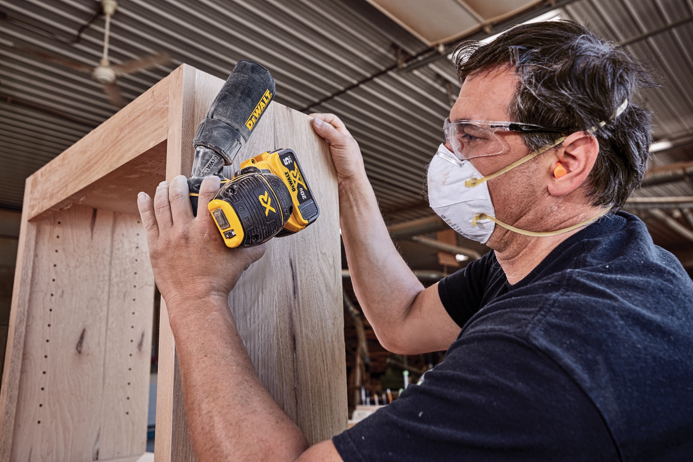 Lijadora inalámbrica orbital aleatoria DEWALT XR de 20 voltios con velocidad variable, sin escobillas y con gestión de polvo. Incluye batería DCW210P1.