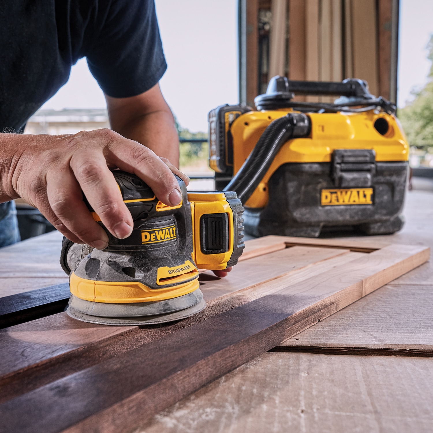 Lijadora inalámbrica orbital aleatoria DEWALT XR de 20 voltios con velocidad variable, sin escobillas y con gestión de polvo. Incluye batería DCW210P1.