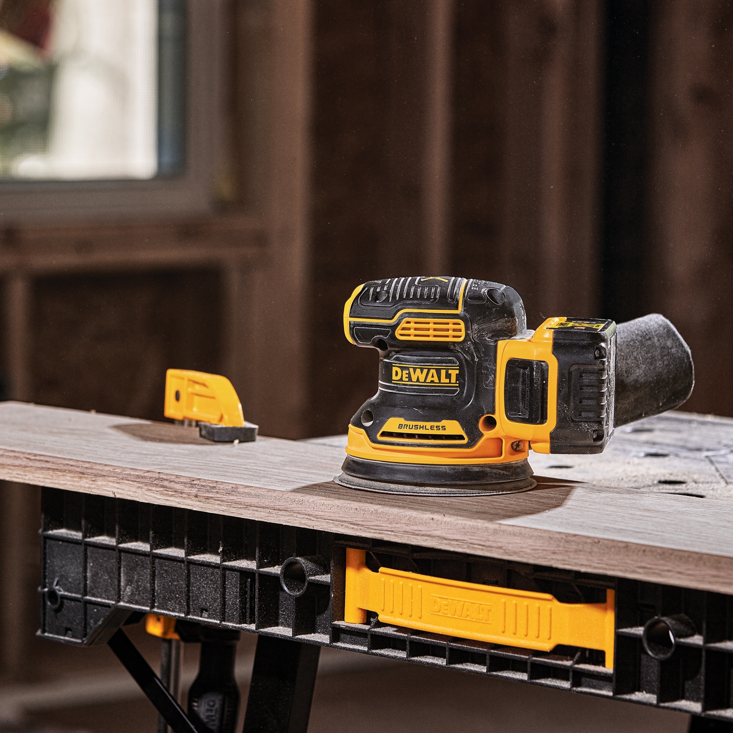 Lijadora inalámbrica orbital aleatoria DEWALT XR de 20 voltios con velocidad variable, sin escobillas y con gestión de polvo. Incluye batería DCW210P1.