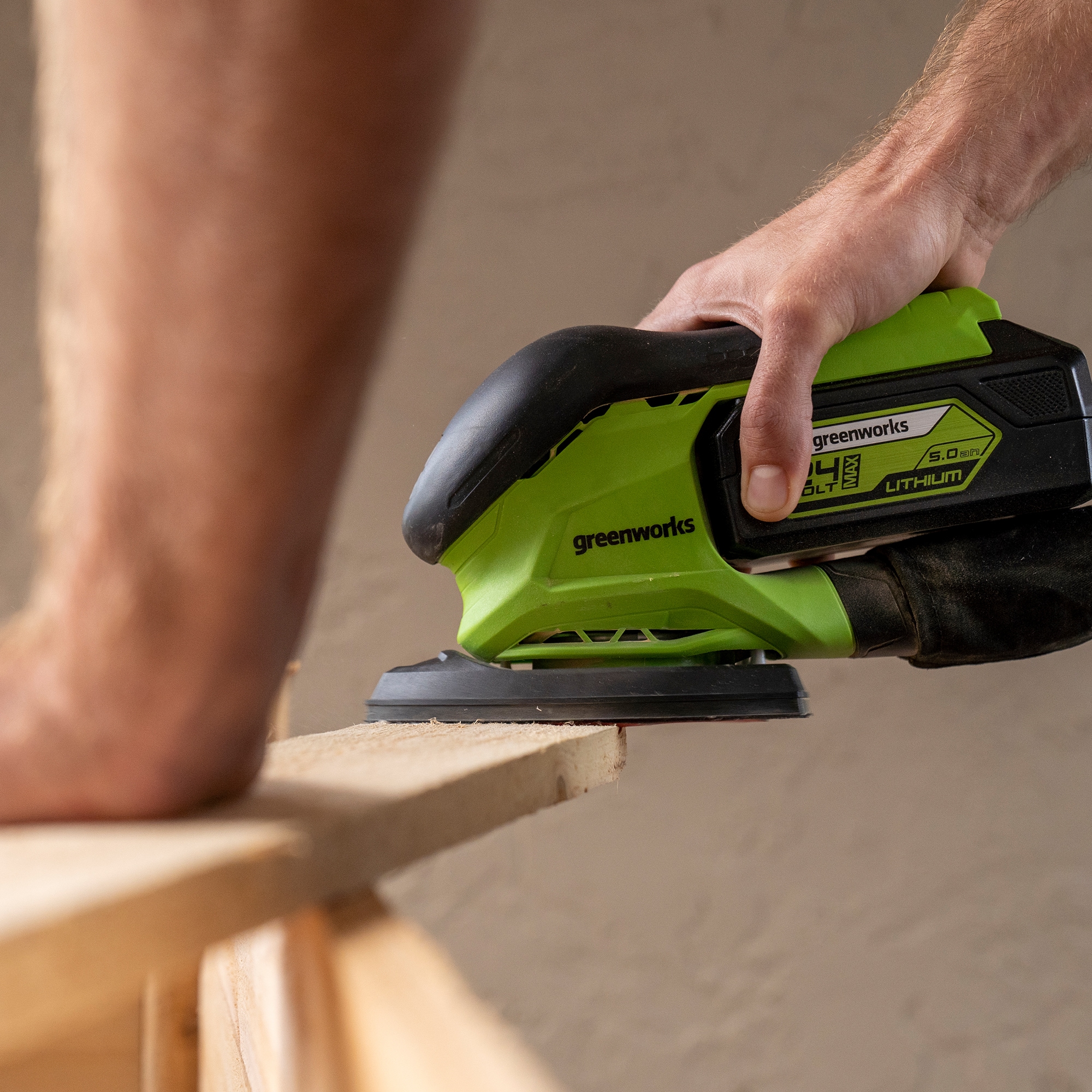 Lijadora inalámbrica Greenworks de 24 voltios para detalles con manejo de polvo CS24B00
