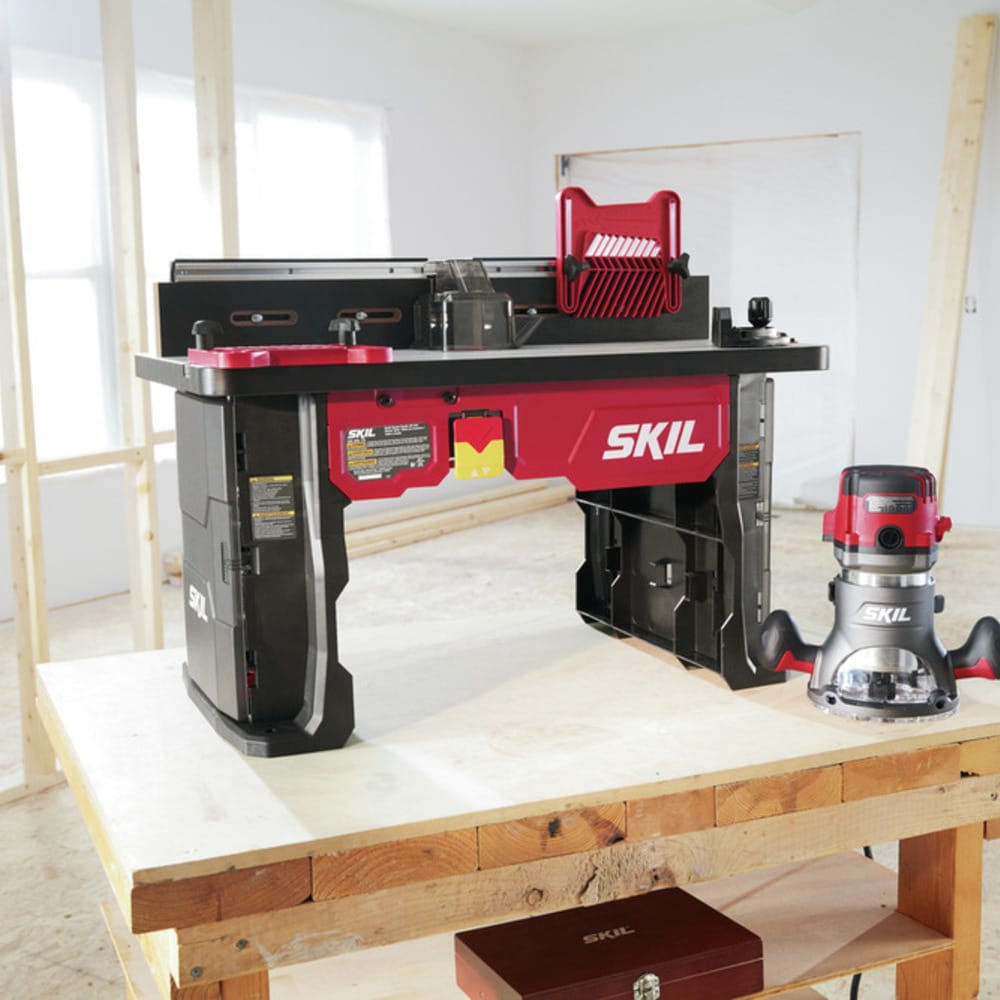Enrutador fijo de velocidad variable de 10 amperios y 1.75 HP SKIL 1/4-in y 1/2-in con mesa y RT1323-01