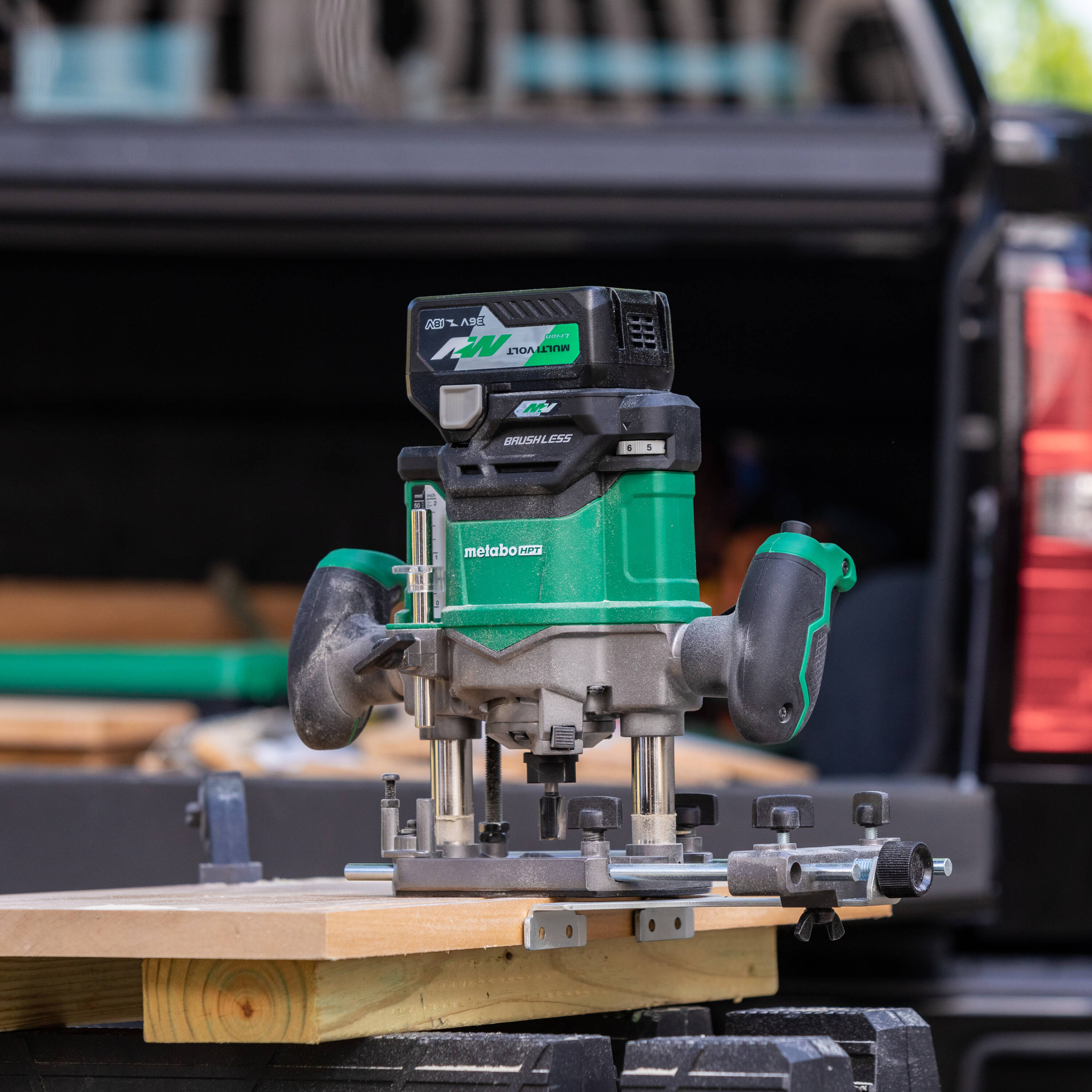 Router inalámbrico sumergible de velocidad variable sin escobillas Metabo HPT 1/4 y 1/2 pulgadas 2-HP M3612DAQ4M