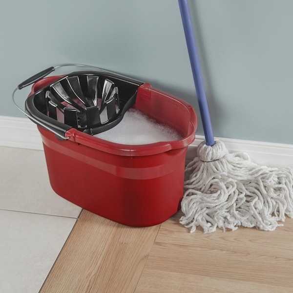 "Balde exprimidor de trapeador Sterilite COLORmaxx, capacidad de 1712 qt, rojo - 11295804"