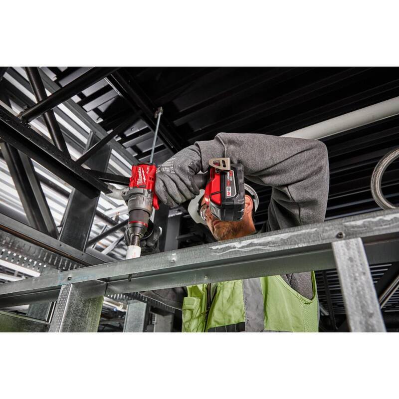 Milwaukee M18 FUEL 18V Taladro/Atornillador Inalámbrico sin escobillas de 1/2 pulgadas con batería de iones de litio de alta capacidad CP 3.0 Ah - 2903-20-48-11-1835