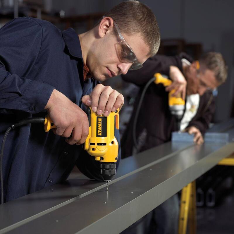 DEWALT Kit de Taladro de 8 Amp 3/8 pulgadas con Velocidad Variable y Reversa en Mango Medio con Portabrocas sin Llave - DWD115K