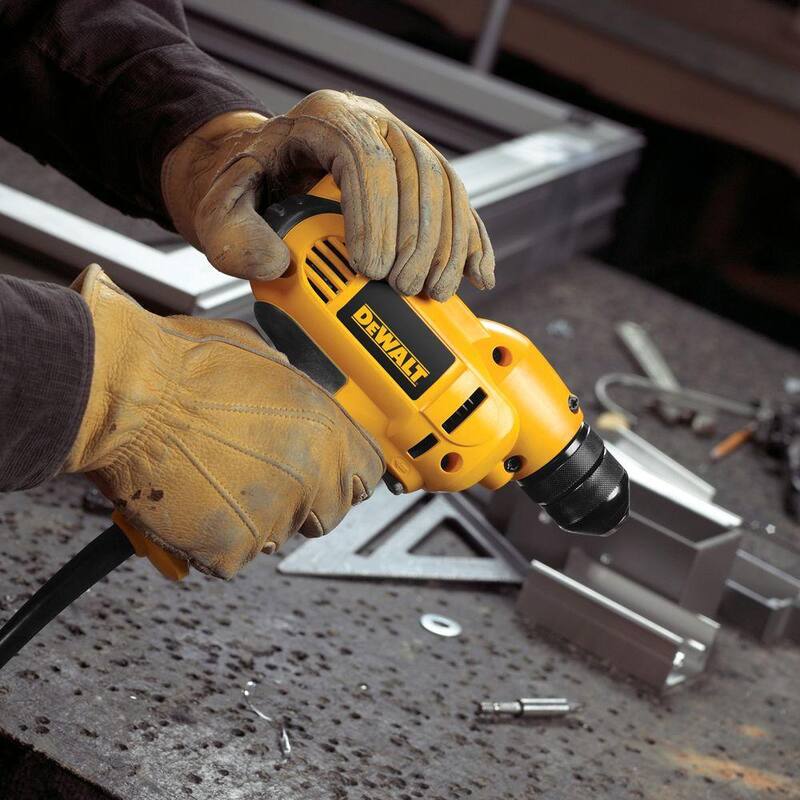 DEWALT Kit de Taladro de 8 Amp 3/8 pulgadas con Velocidad Variable y Reversa en Mango Medio con Portabrocas sin Llave - DWD115K