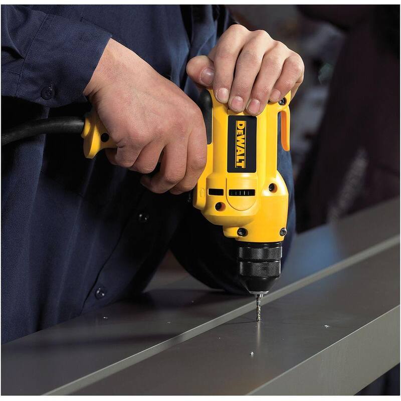 DEWALT Kit de Taladro de 8 Amp 3/8 pulgadas con Velocidad Variable y Reversa en Mango Medio con Portabrocas sin Llave - DWD115K