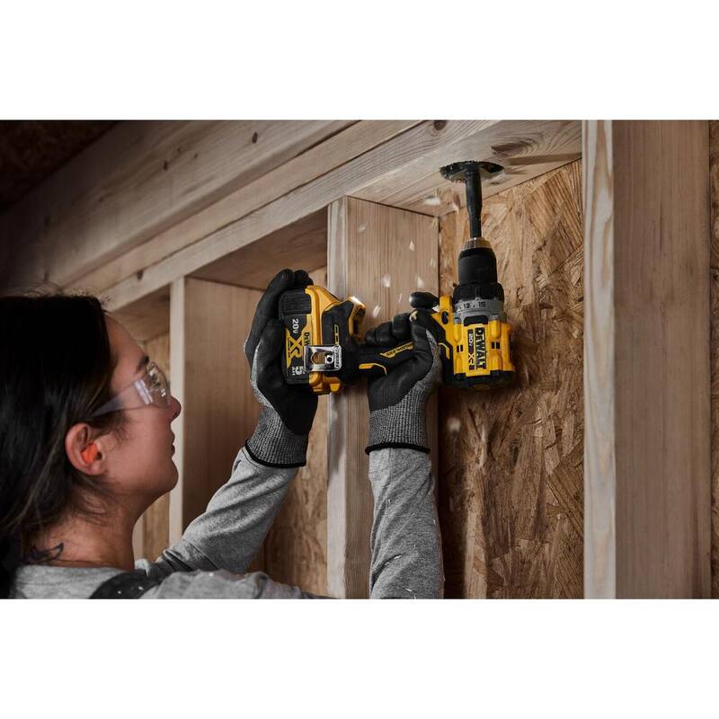 DEWALT 20V MAX XR Juego de taladro/atornillador compacto inalámbrico de iones de litio de 1/2 pulgadas y luz de trabajo con batería de iones de litio de 20V MAX 5.0Ah y cargador - DCD800P1WCL077B