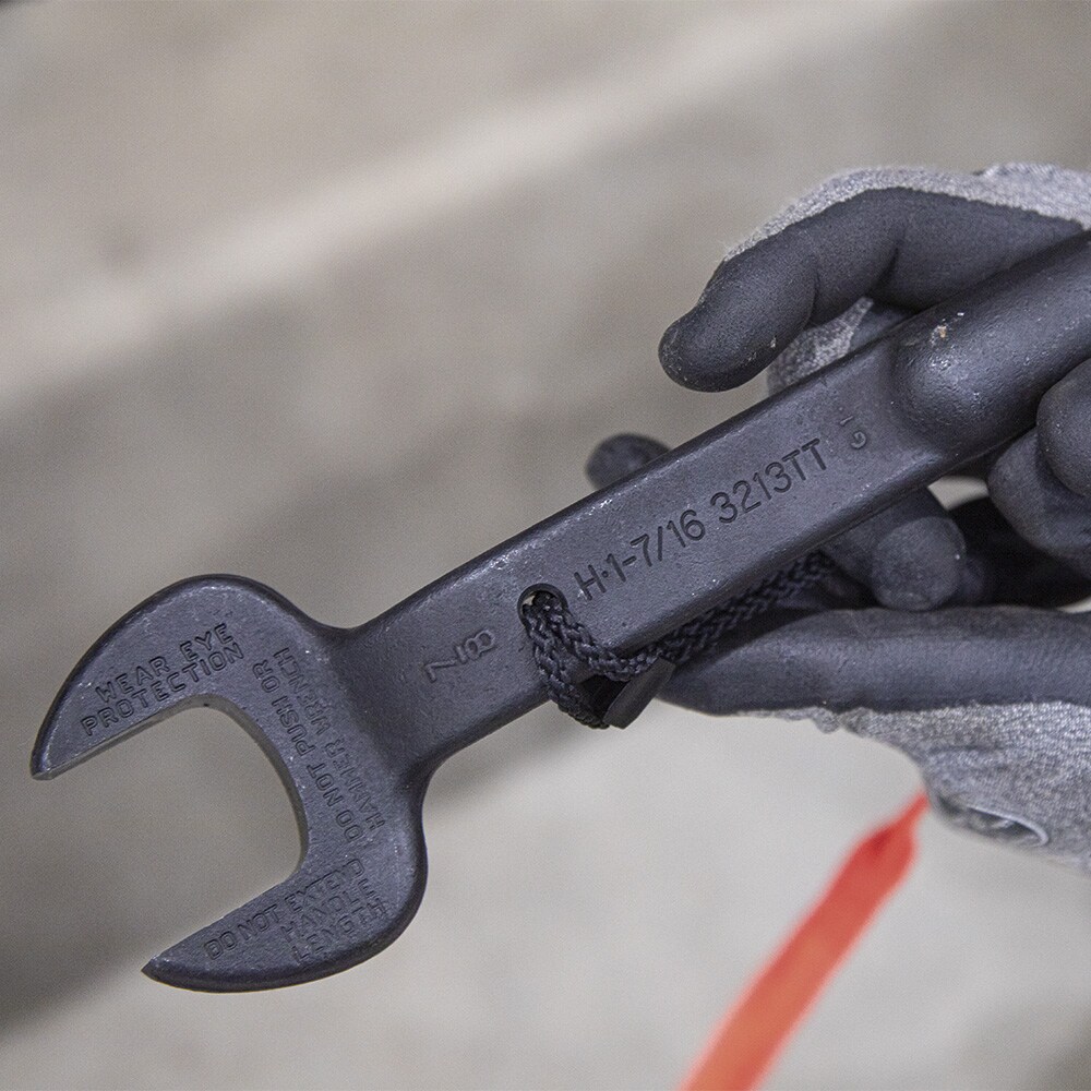 Llave de tuercas ajustable Klein Tools, abertura nominal de 1-7/16 pulgadas con orificio de seguridad 3213TT