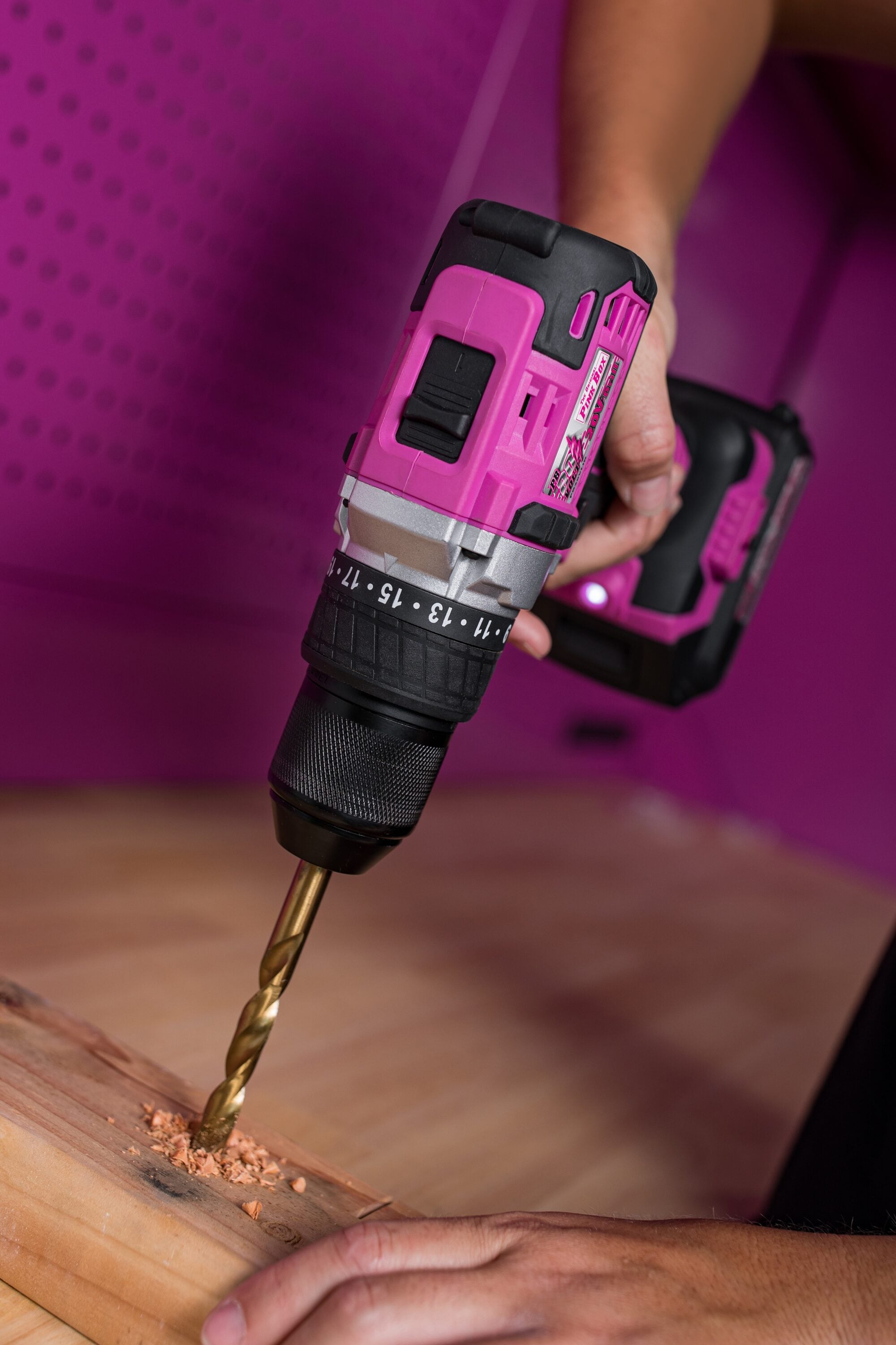  Taladro inalámbrico sin escobillas The Original Pink Box de 20 voltios y 1/2 pulgadas con llave PB20VLID-2AH-CHRGR