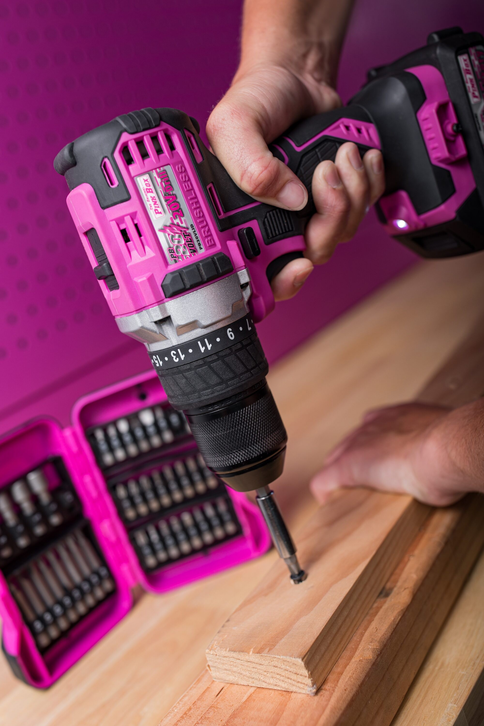  Taladro inalámbrico sin escobillas The Original Pink Box de 20 voltios y 1/2 pulgadas con llave PB20VLID-2AH-CHRGR