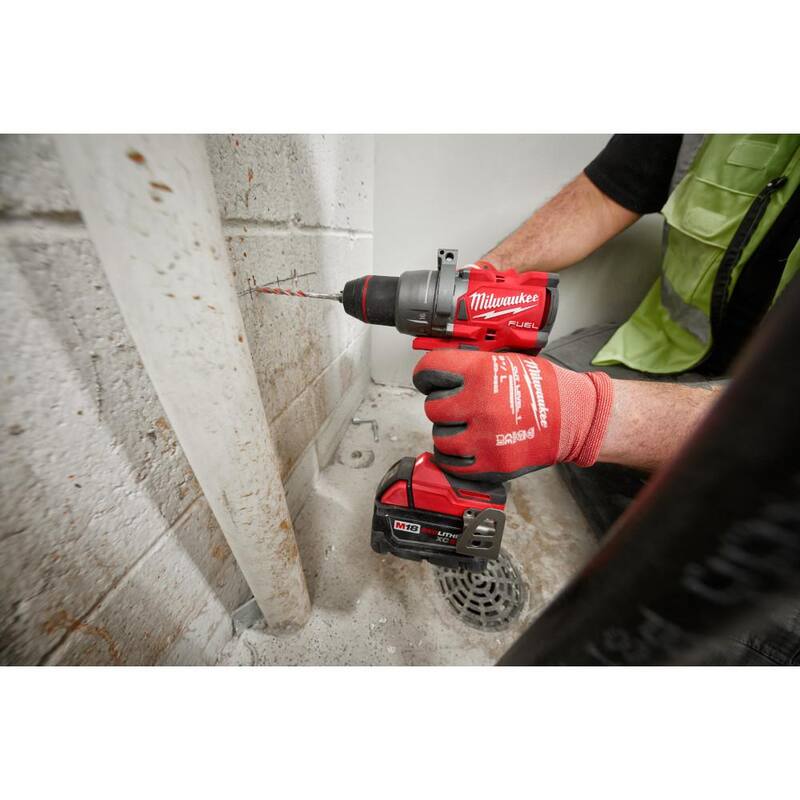 Milwaukee M18 FUEL Taladro/destornillador inalámbrico sin escobillas de 1/2 pulgadas con batería de iones de litio de 18 voltios y kit de inicio de 8.0 Ah - 2904-20-48-59-1880