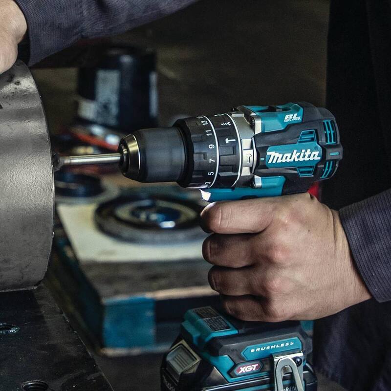 Kit de taladro atornillador compacto inalámbrico Makita 40V Max XGT sin escobillas compacto de martillo de 1/2 pulgadas (2.5Ah) - GPH02D