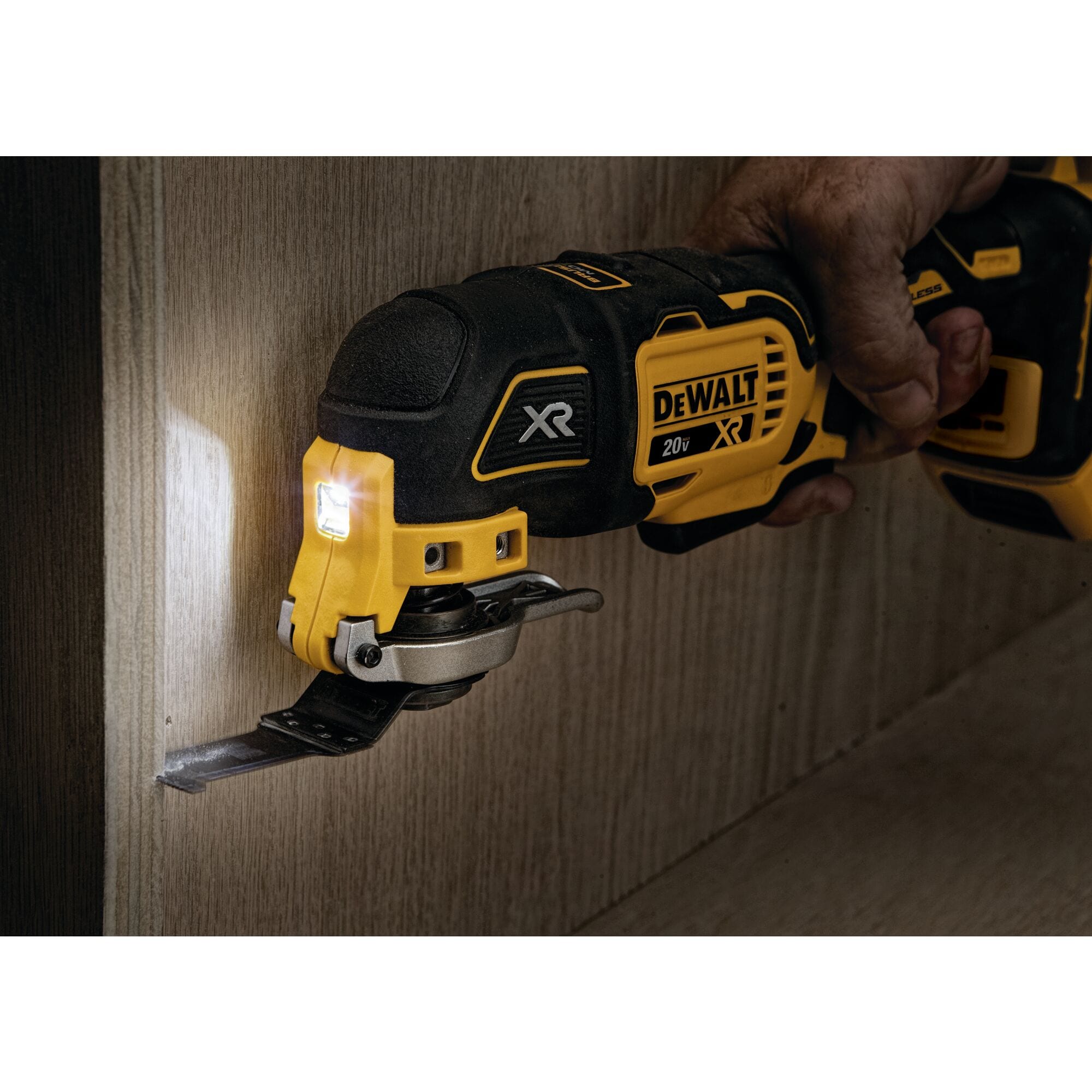 Herramienta oscilante multifuncional inalámbrica DEWALT XR 20V Max con motor sin escobillas de 3 velocidades, estuche suave y 1 batería incluida - 8 piezas (DCS356SD1)