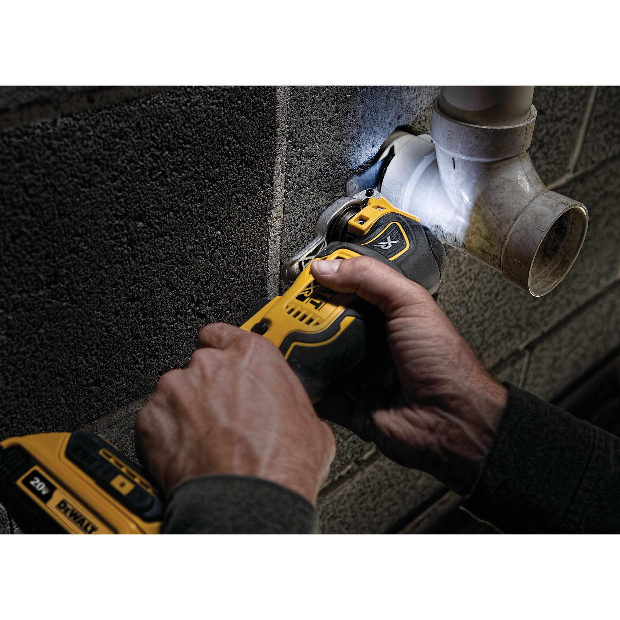 Herramienta oscilante multifuncional inalámbrica DEWALT XR 20V Max con motor sin escobillas de 3 velocidades, estuche suave y 1 batería incluida - 8 piezas (DCS356SD1)