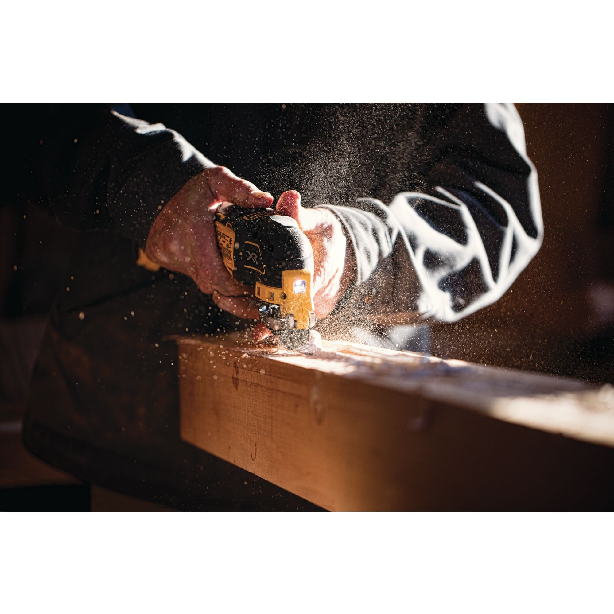 Herramienta oscilante multifuncional inalámbrica DEWALT XR 20V Max con motor sin escobillas de 3 velocidades, estuche suave y 1 batería incluida - 8 piezas (DCS356SD1)