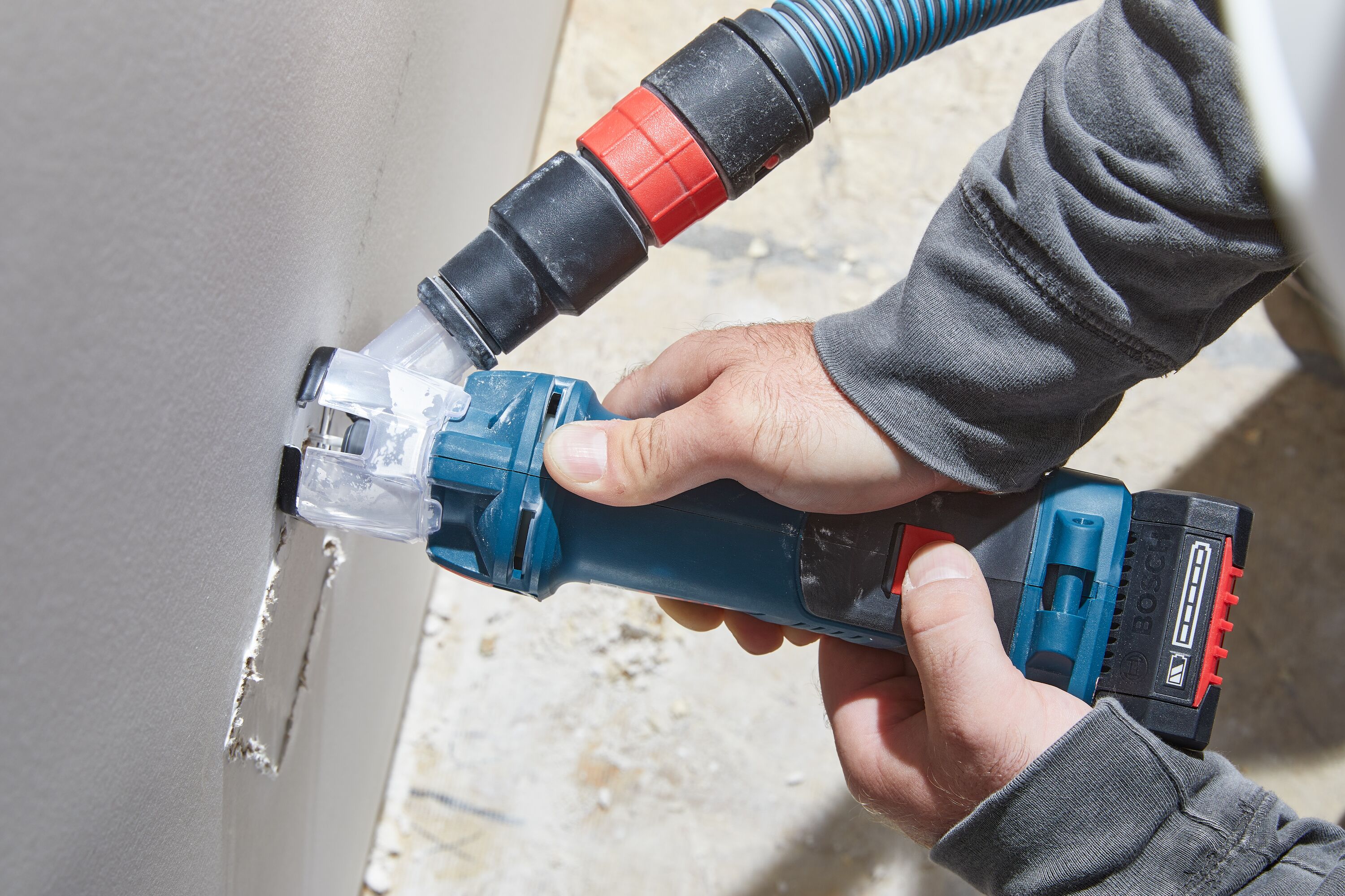 Herramienta rotativa inalámbrica Bosch de 18 voltios y 1 velocidad para corte (batería no incluida) GCU18V-30N
