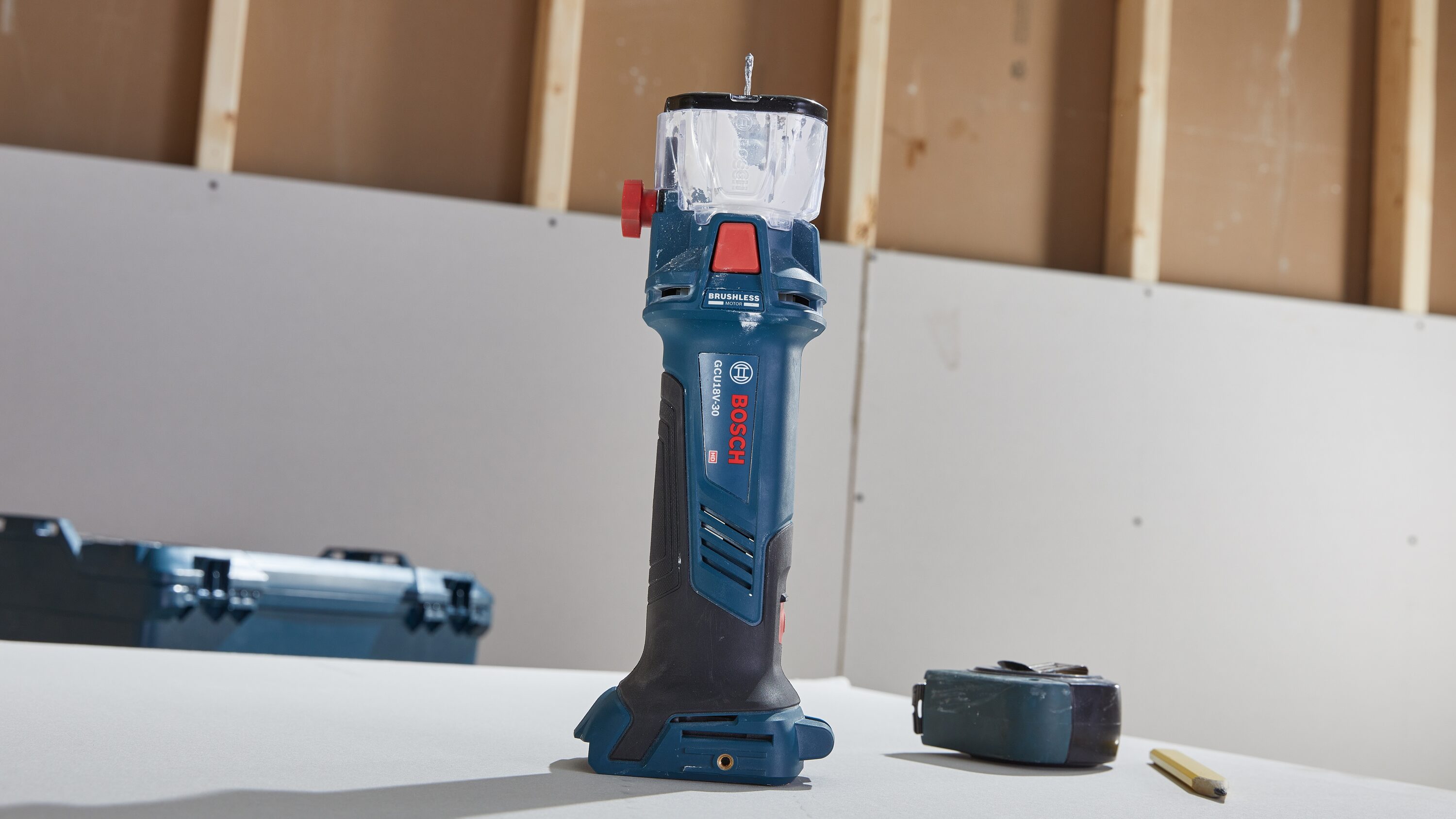Herramienta rotativa inalámbrica Bosch de 18 voltios y 1 velocidad para corte (batería no incluida) GCU18V-30N