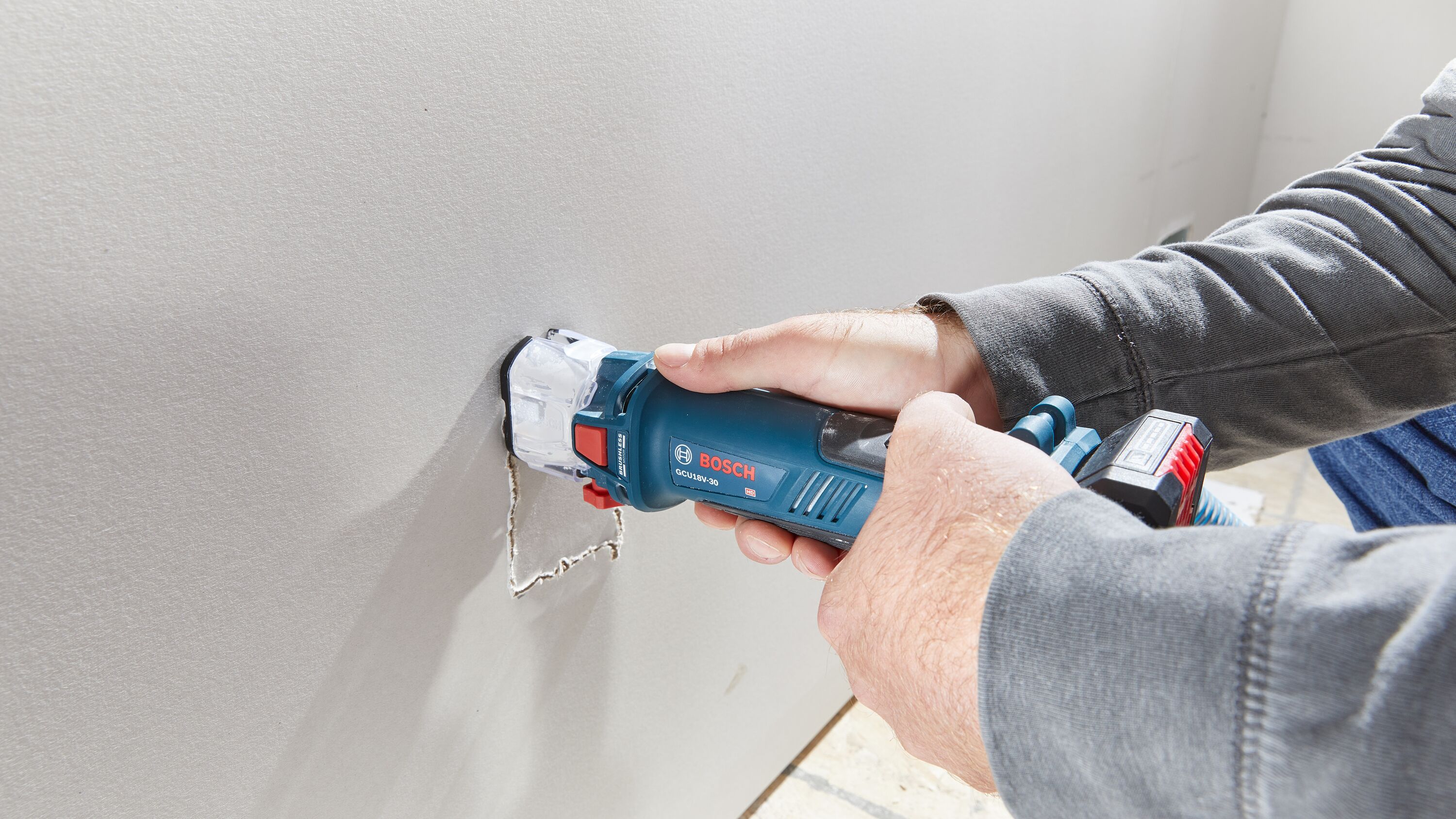 Herramienta rotativa inalámbrica Bosch de 18 voltios y 1 velocidad para corte (batería no incluida) GCU18V-30N