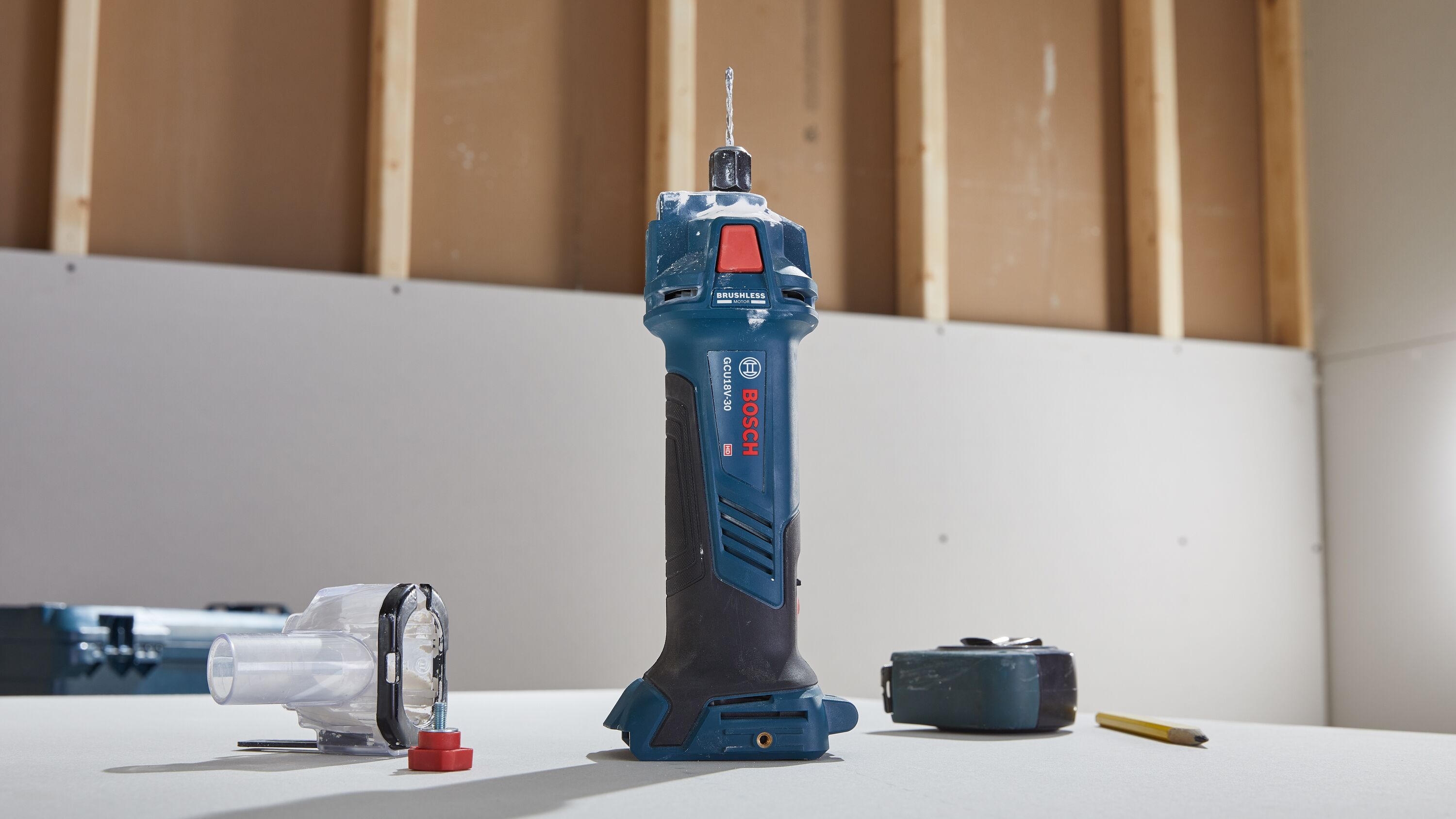 Herramienta rotativa inalámbrica Bosch de 18 voltios y 1 velocidad para corte (batería no incluida) GCU18V-30N