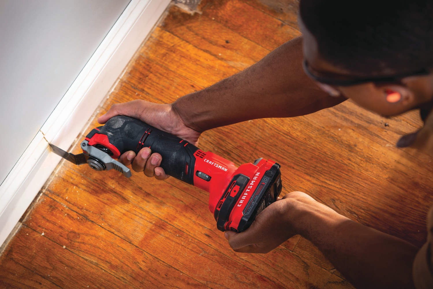Herramienta multiusos oscilante inalámbrica CRAFTSMAN V20 de 20 voltios con velocidad variable, estuche suave y 11 piezas - incluye 1 batería CMCE501D1