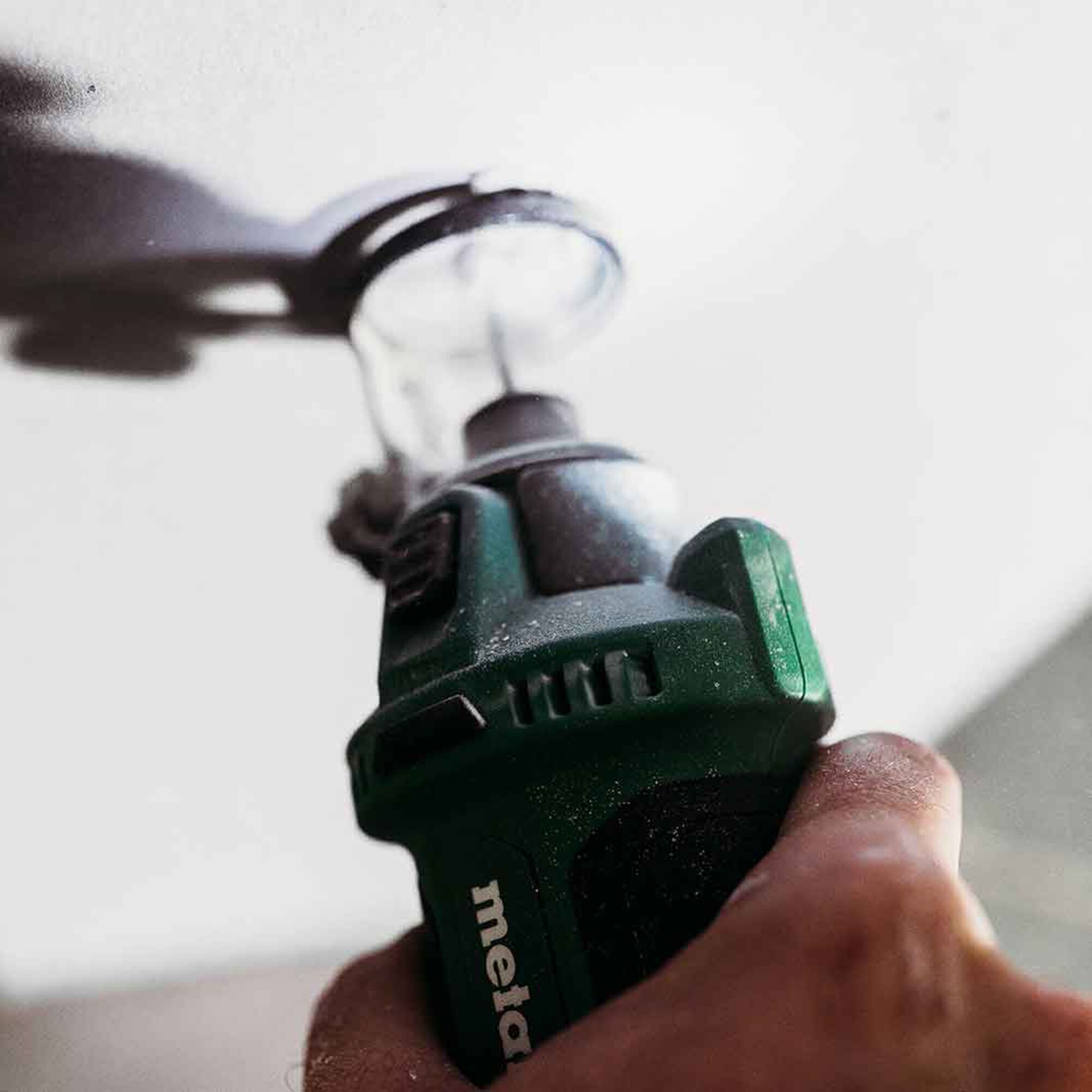 Herramienta rotativa inalámbrica Metabo HPT MultiVolt de 1 velocidad y 18 voltios para cortar (batería no incluida) M18DYAQ4M