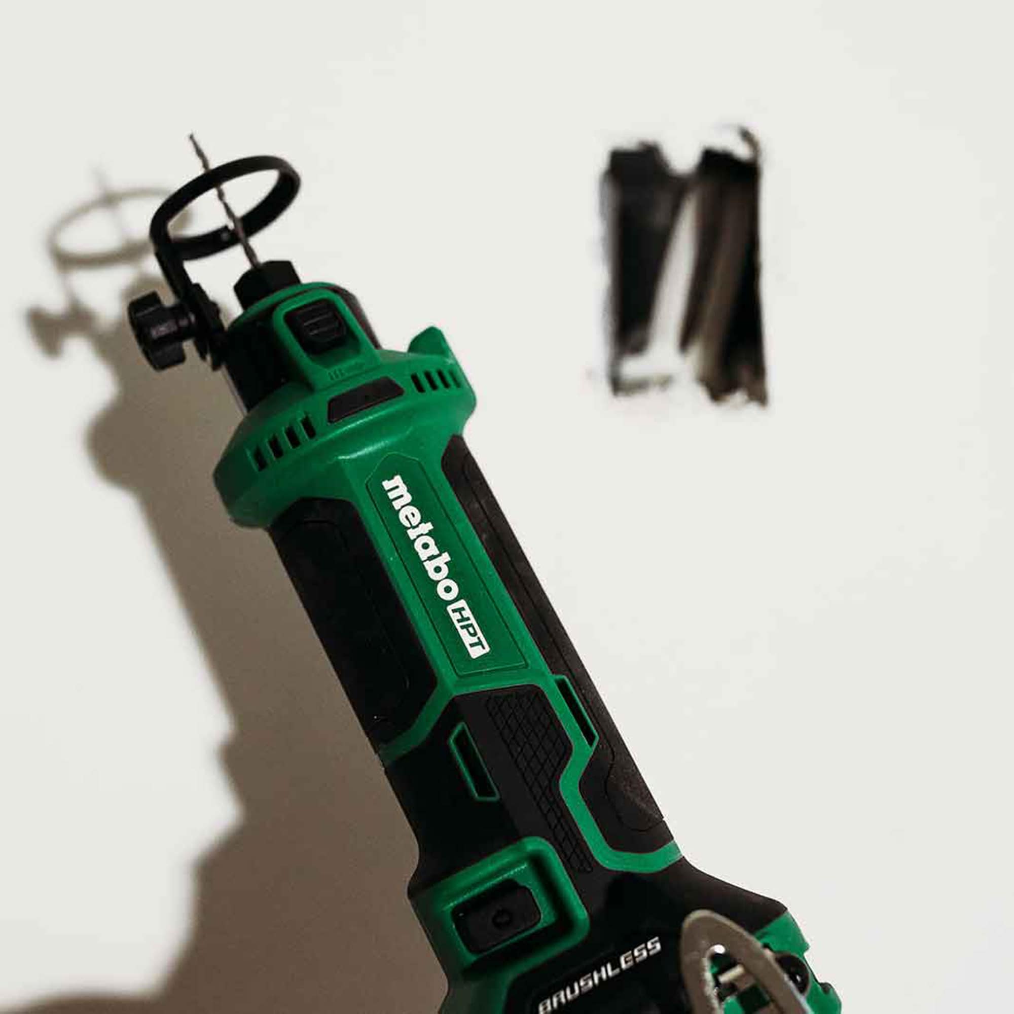 Herramienta rotativa inalámbrica Metabo HPT MultiVolt de 1 velocidad y 18 voltios para cortar (batería no incluida) M18DYAQ4M