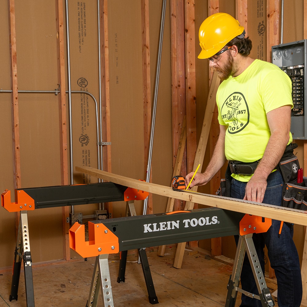 Caballo de sierra plegable de patas ajustables y mesa para sitio de trabajo Klein Tools, 1-Pack 66188