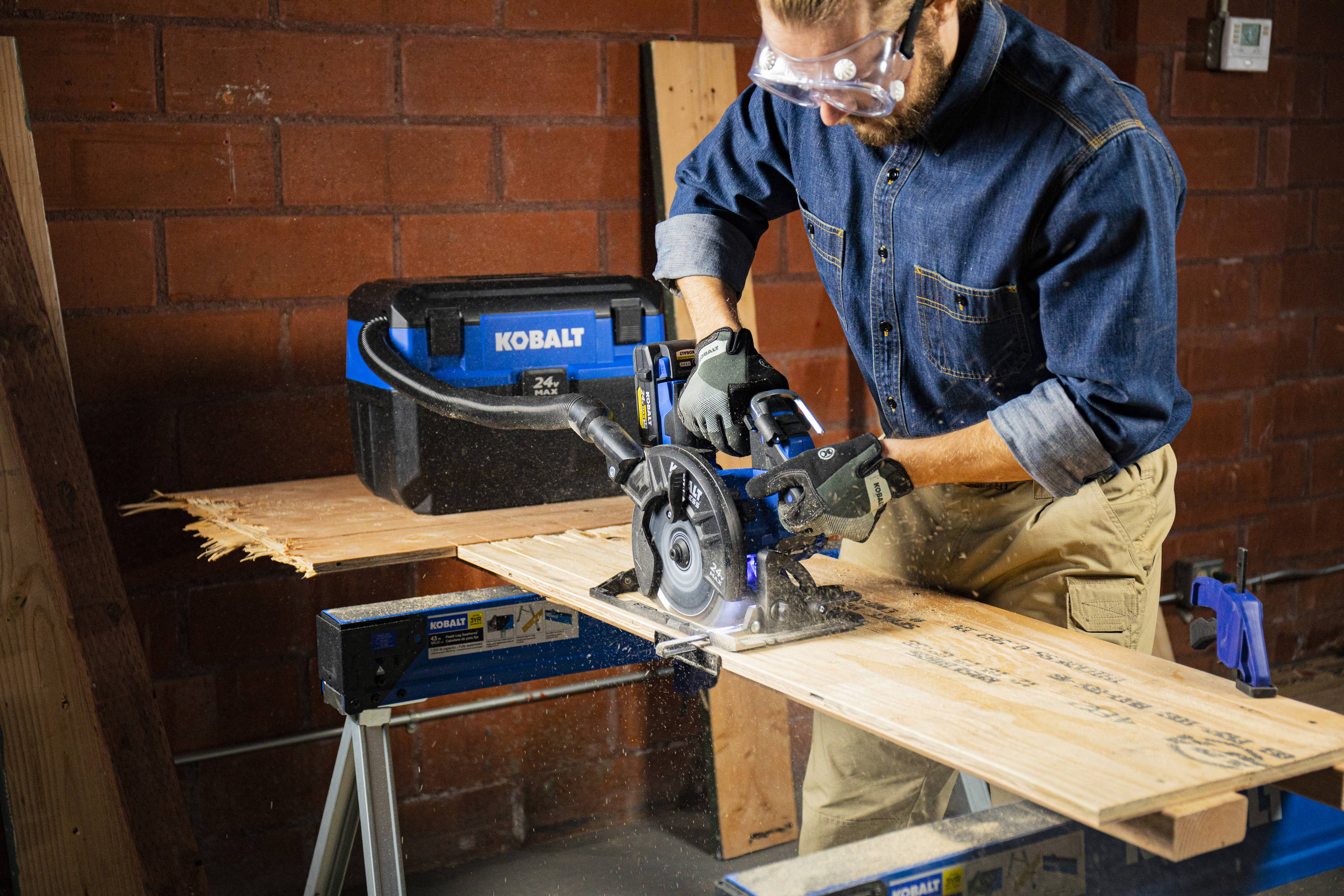 Kobalt XTR Sierra circular inalámbrica de 24 voltios y 7-1/4 pulgadas con motor sin escobillas KXCS 124B-03